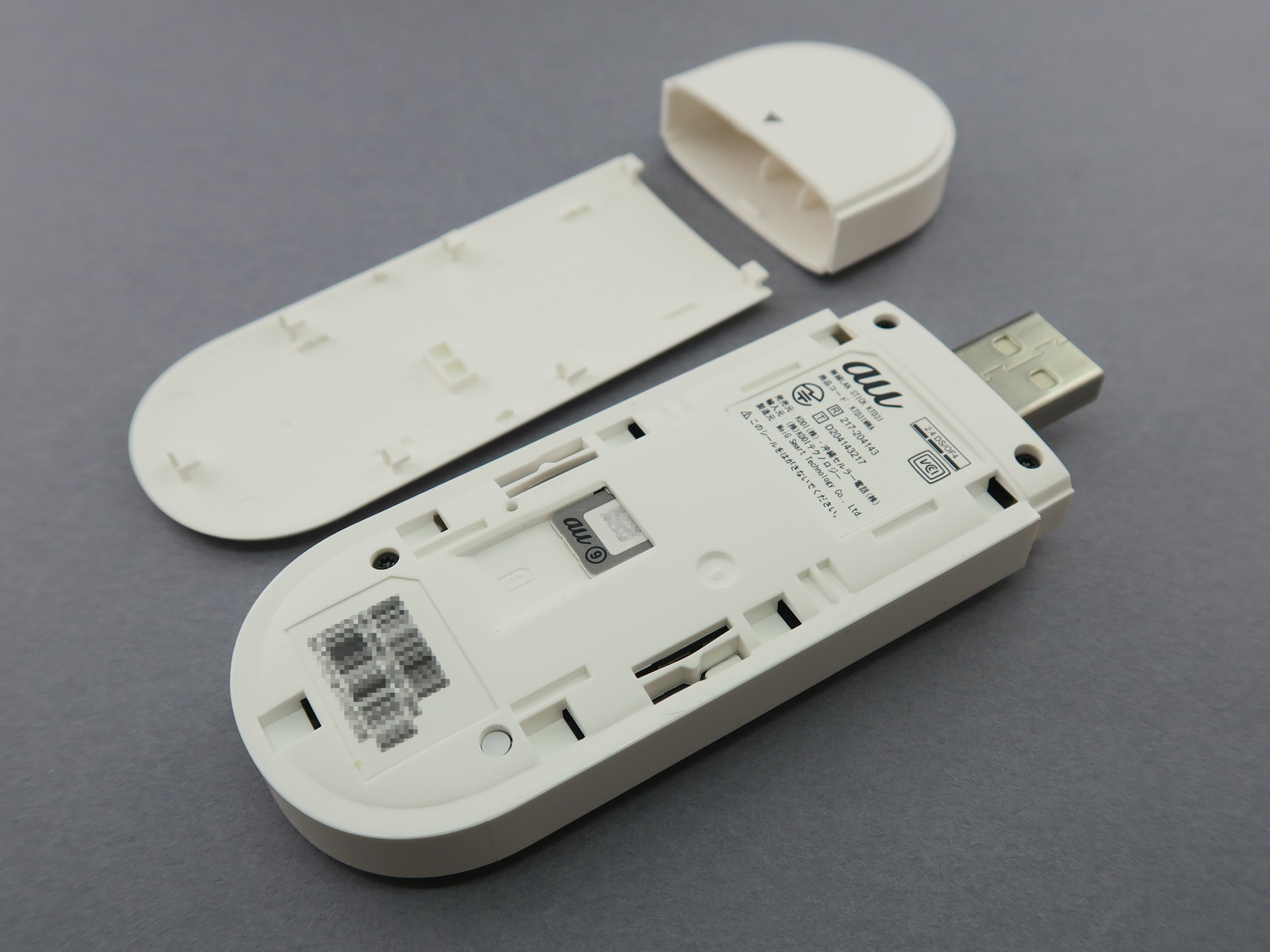 カバーを取りはずすと、中央にSIMカードスロットが備えられている。写真はわかりやすくするため、SIMカードが見える状態だが、実際には奥までさし込む仕様