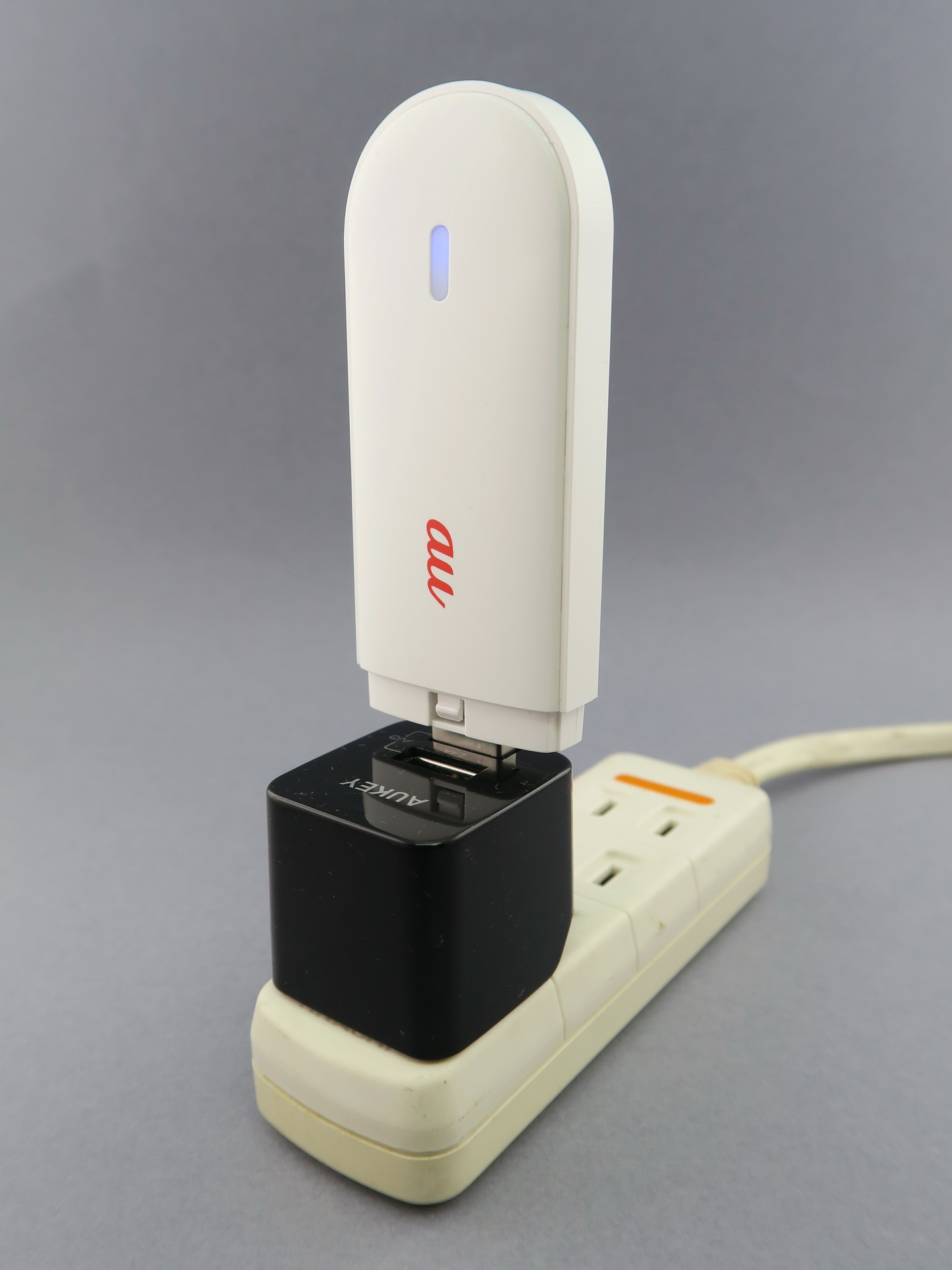 USB充電器に挿せば、給電され、インターネットに接続される。正しく接続されれば、中央上のLEDが青く点灯する