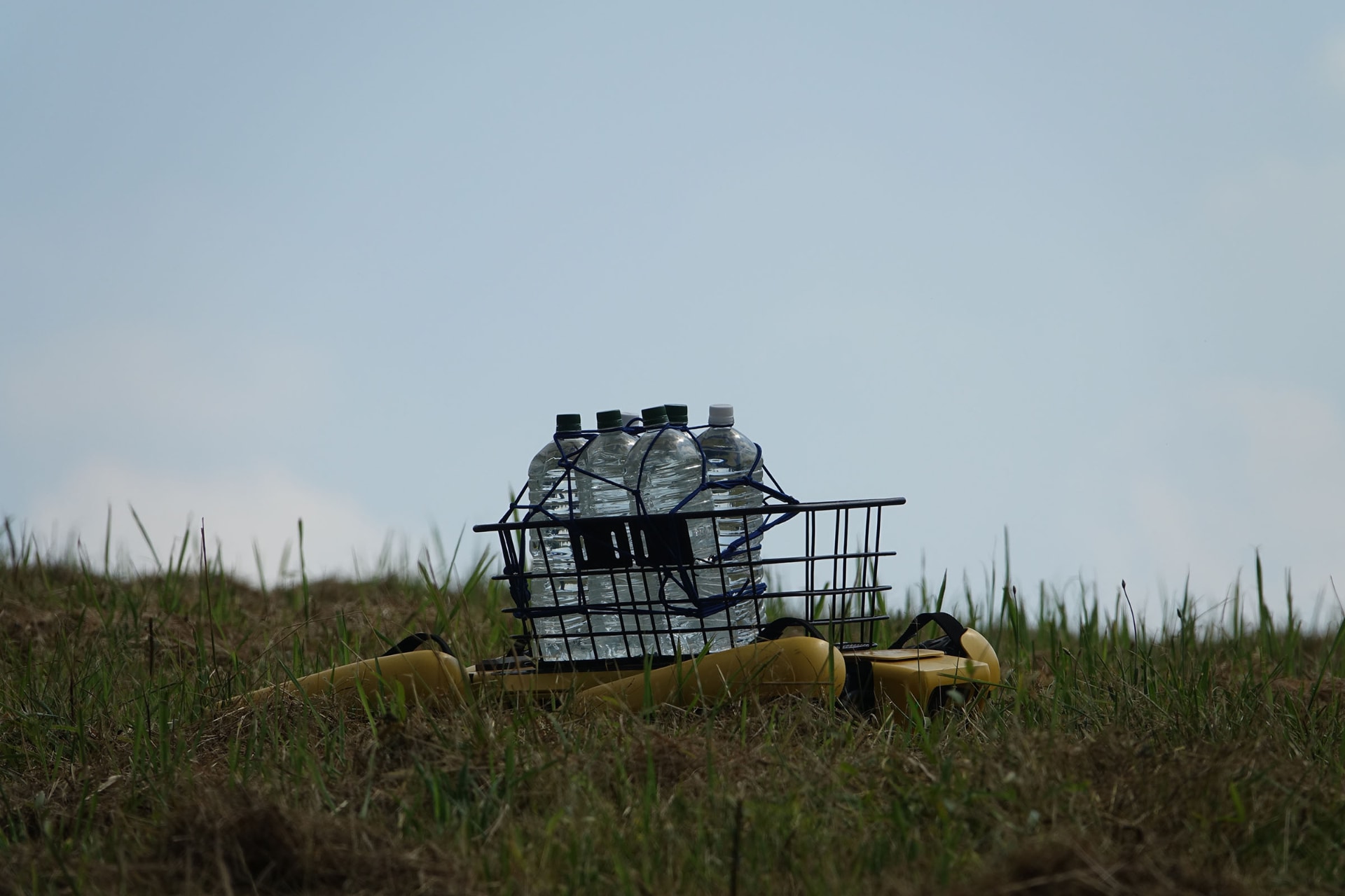 通信が切断され、しゃがむようす