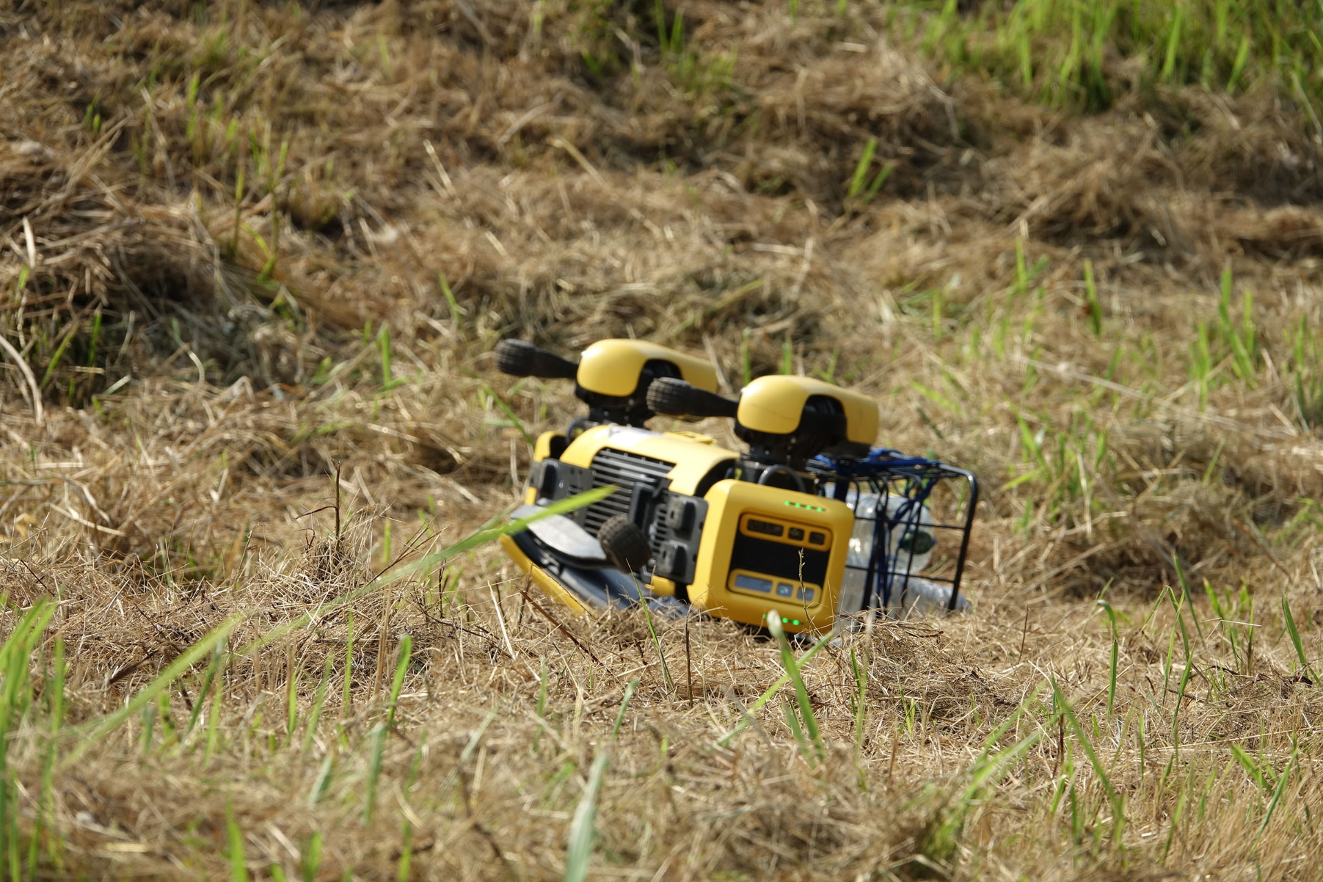 ひっくり返ってしまったロボット