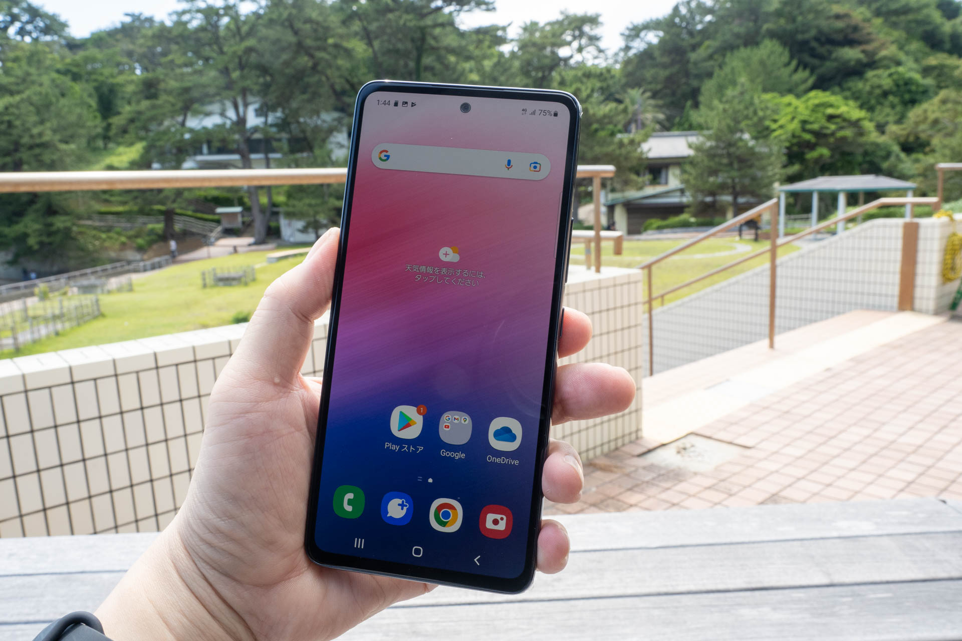 ディスプレイは6.5インチで、本体サイズは約75（W）×8.1（D）×160（H）mm