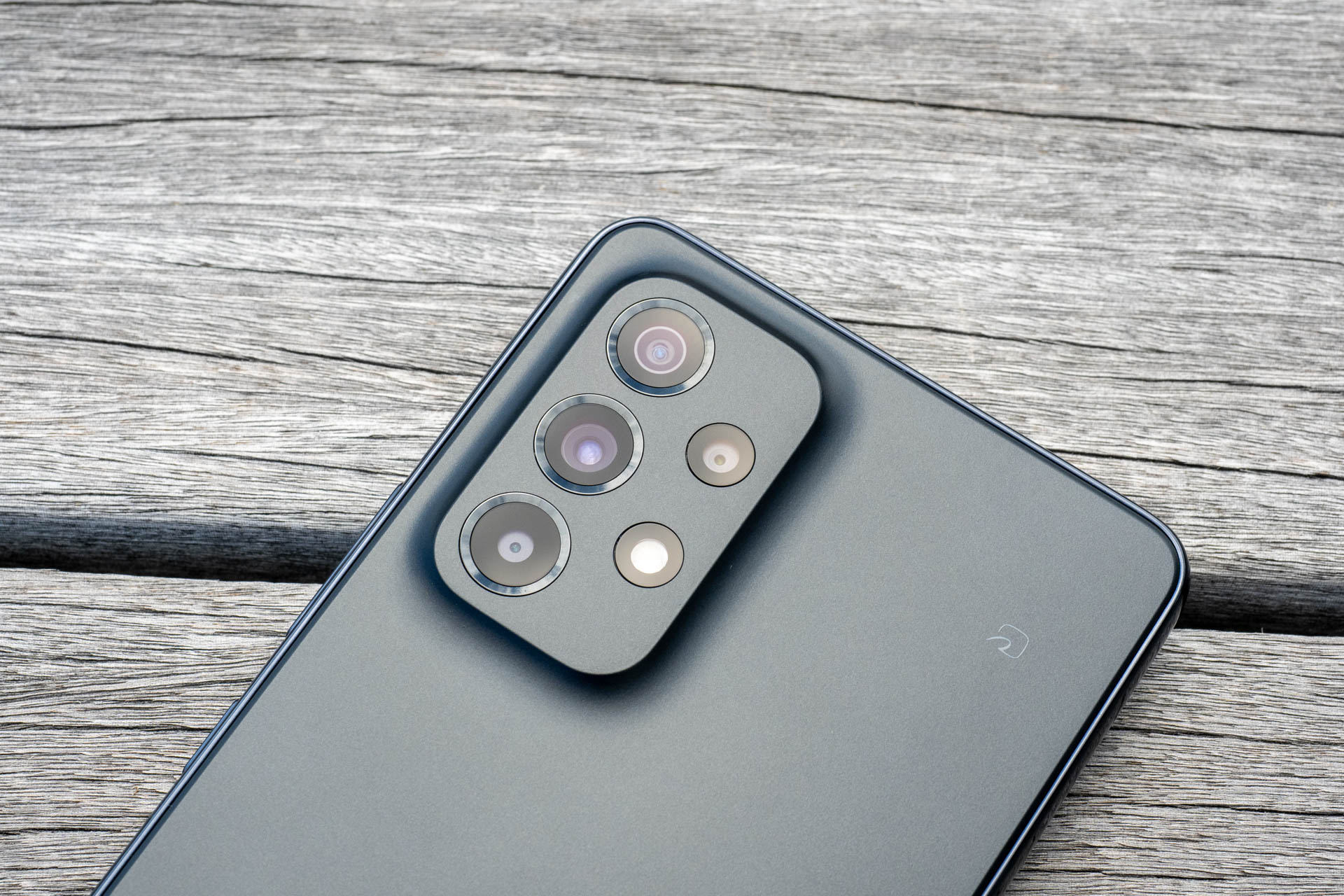 背面のカメラは、深度用も含めると4つ搭載