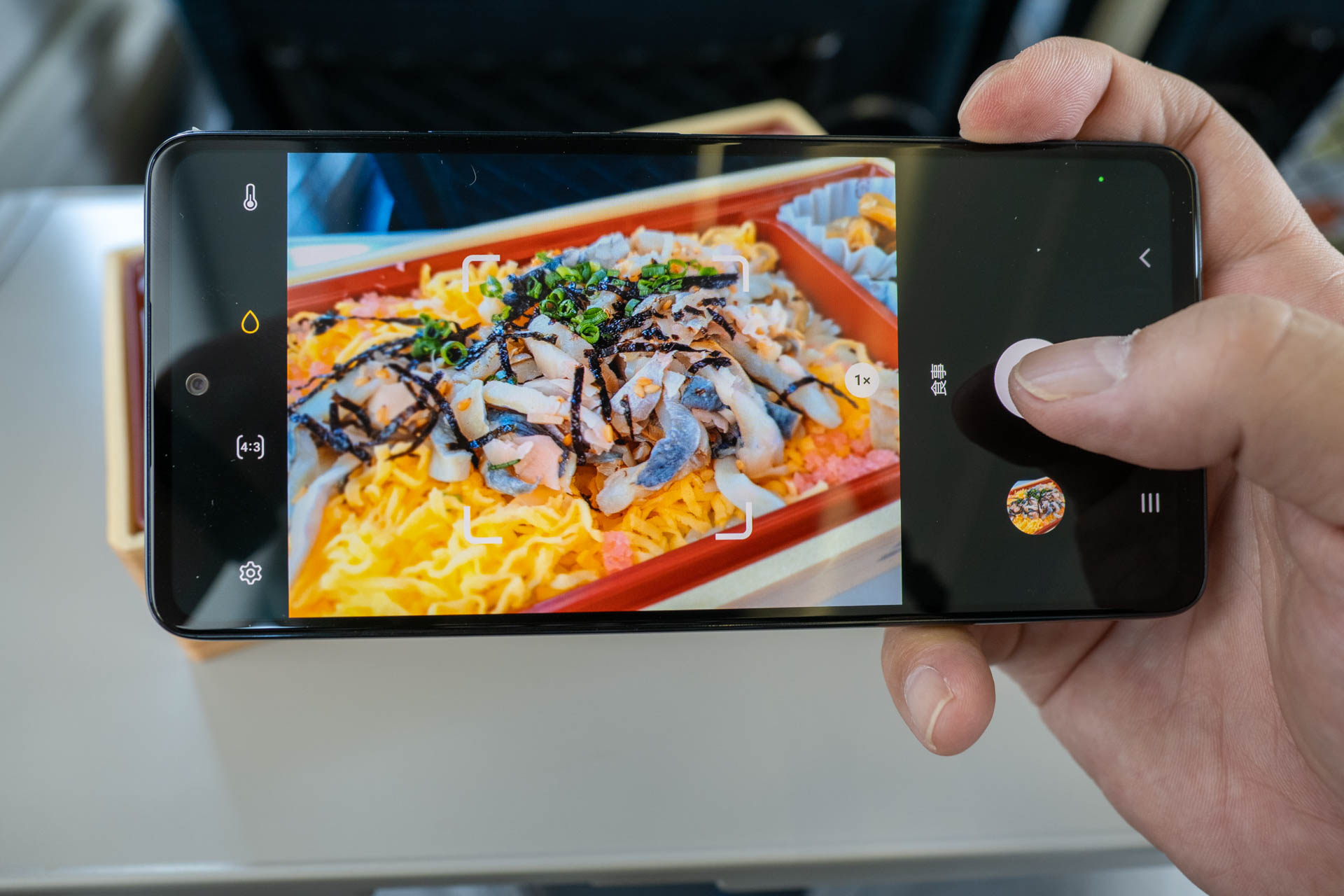 旅先では乗りものの中など、厳しい撮影環境も多い