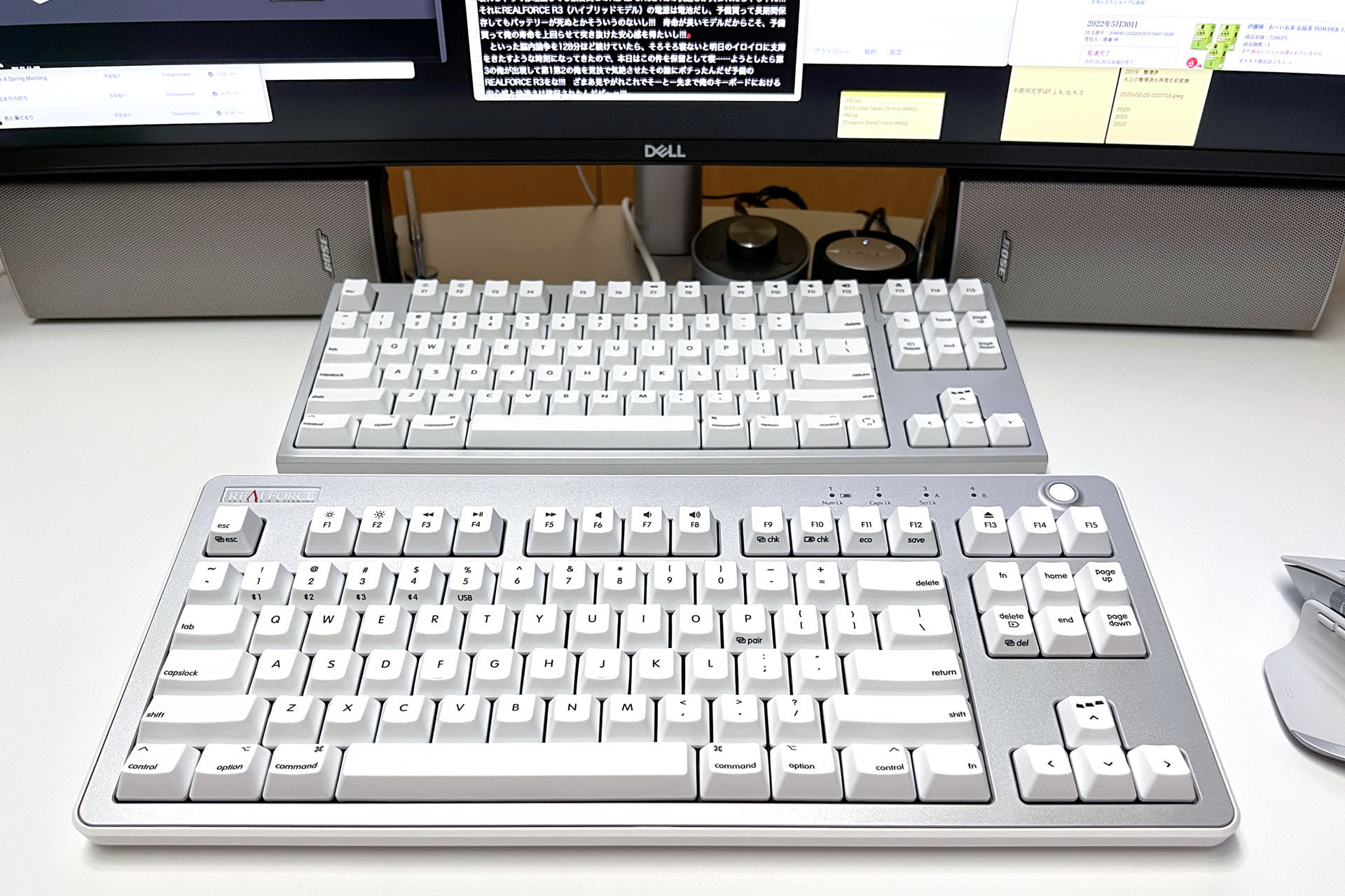奥に見えるのが、直前まで超愛用してきた東プレ「REALFORCE for Mac TKL」。手前に見えるのが使い始めた途端にメインキーボードの座を奪取したREALFORCE R3。両機を使い比べると、ナゼかREALFORCE R3が格段にイイように感じてしまう。打鍵感のわずかな差や無線接続の利便性の高さなど、細々した差が総がかりで俺を後戻りさせないのであった