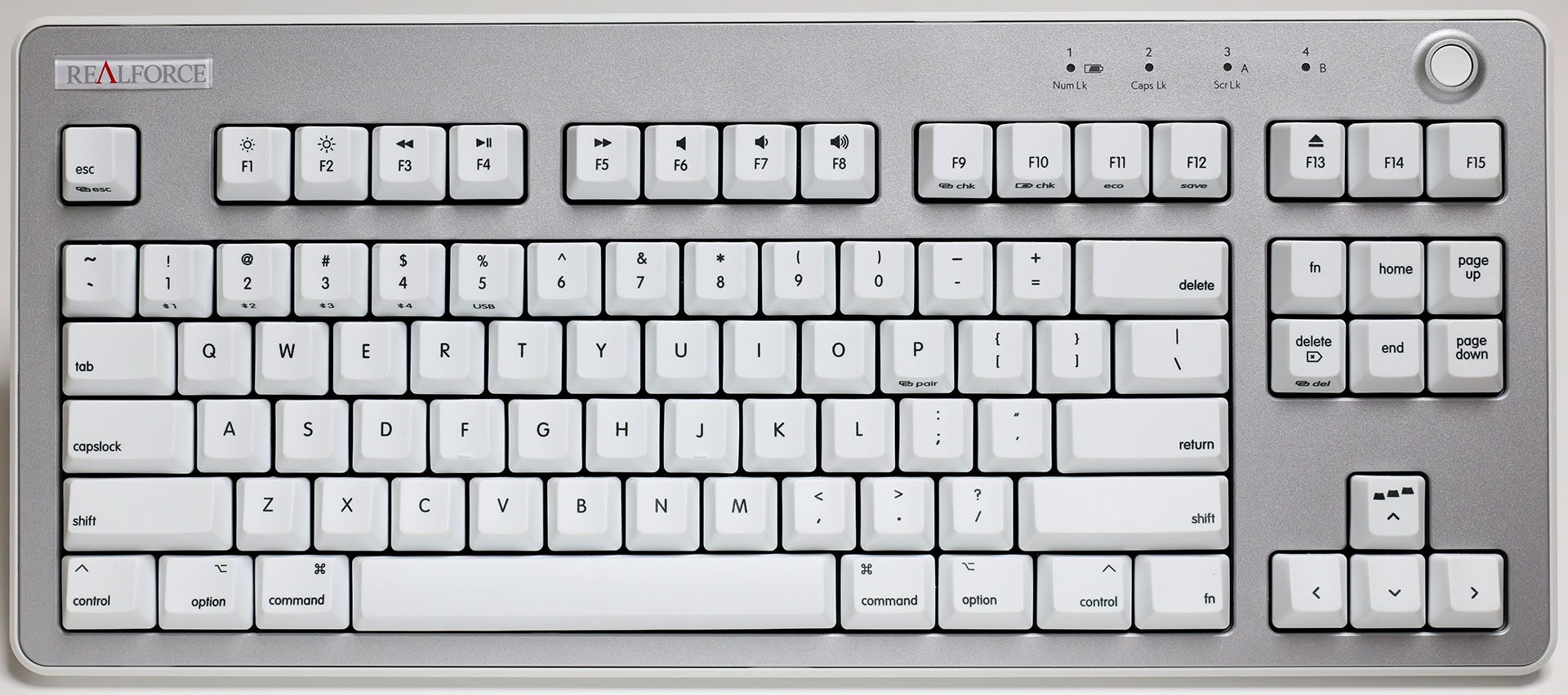 英語キー配列で、キー数は87。主要キーのキーピッチは19mm（実測値）で、キーストロークは4mm、キー荷重は45g。ステップスカルプチャー式のキー並びで、キートップ刻印は消えにくい昇華印刷。フルNキーロールオーバー対応で、スイッチ寿命は5000万回以上