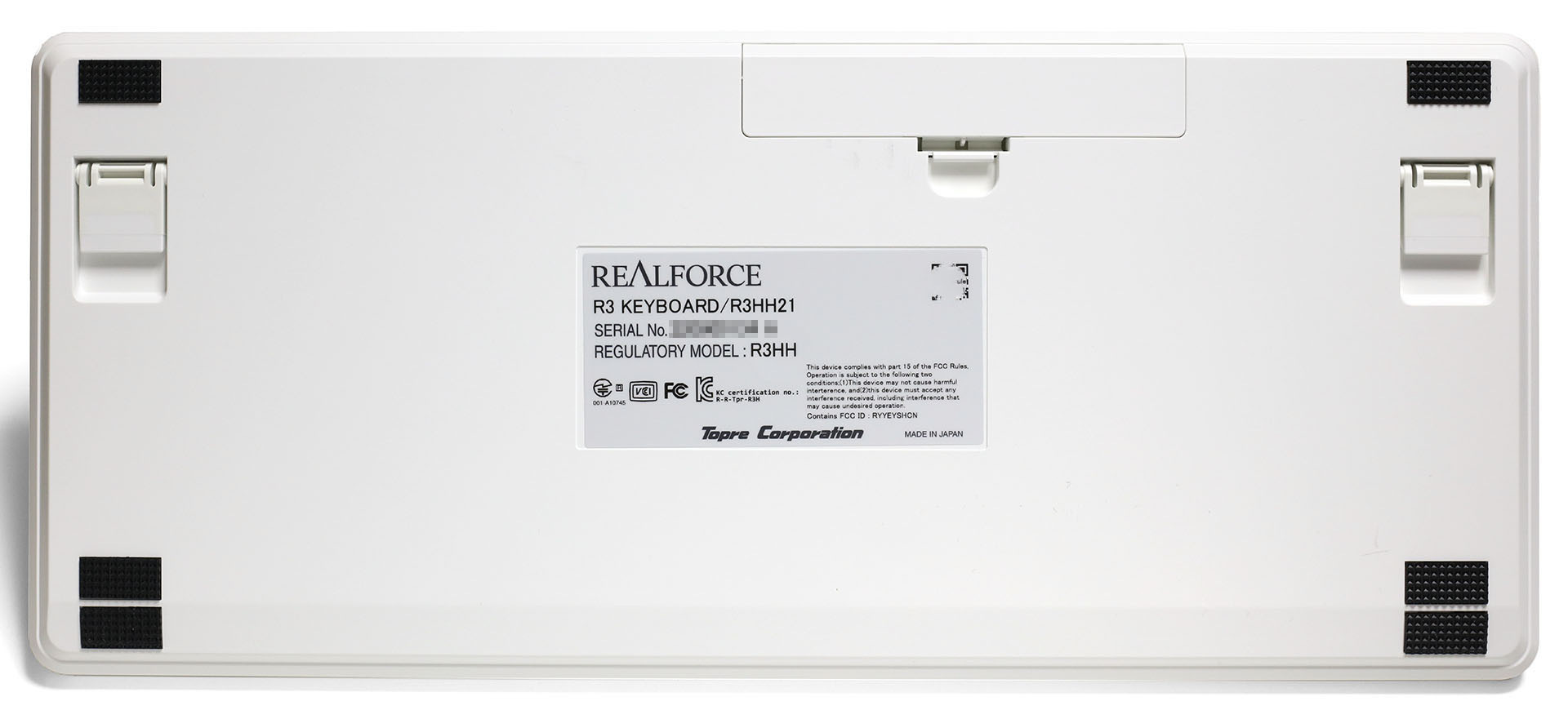 底面には電池室（単3形電池×2本）があり、Bluetooth接続する場合はこの電池を電源とする。USB接続時はUSB給電でBluetoothが機能するので電池を入れる必要はない。試したところ、一般的なモバイルバッテリーを接続して乾電池なしでのBluetooth接続もできた。底面には折りたたみの脚があり、これによりキーボード高さを1段階上げられる。キーボードを高くしても低くしても机面に当たる6つの滑り止めラバー付き