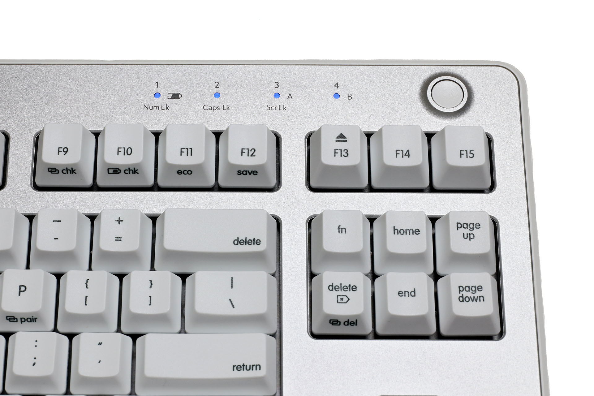 キーボード右上には丸い電源スイッチと各種状態を示す4つのLEDインジケーターがある。電源ボタンは一押しで原電オンで、2秒の長押しで電源オフ。LEDインジケーターはBluetooth接続先（スロット）、選択したキーマップ（2種）、電池残量などを示す