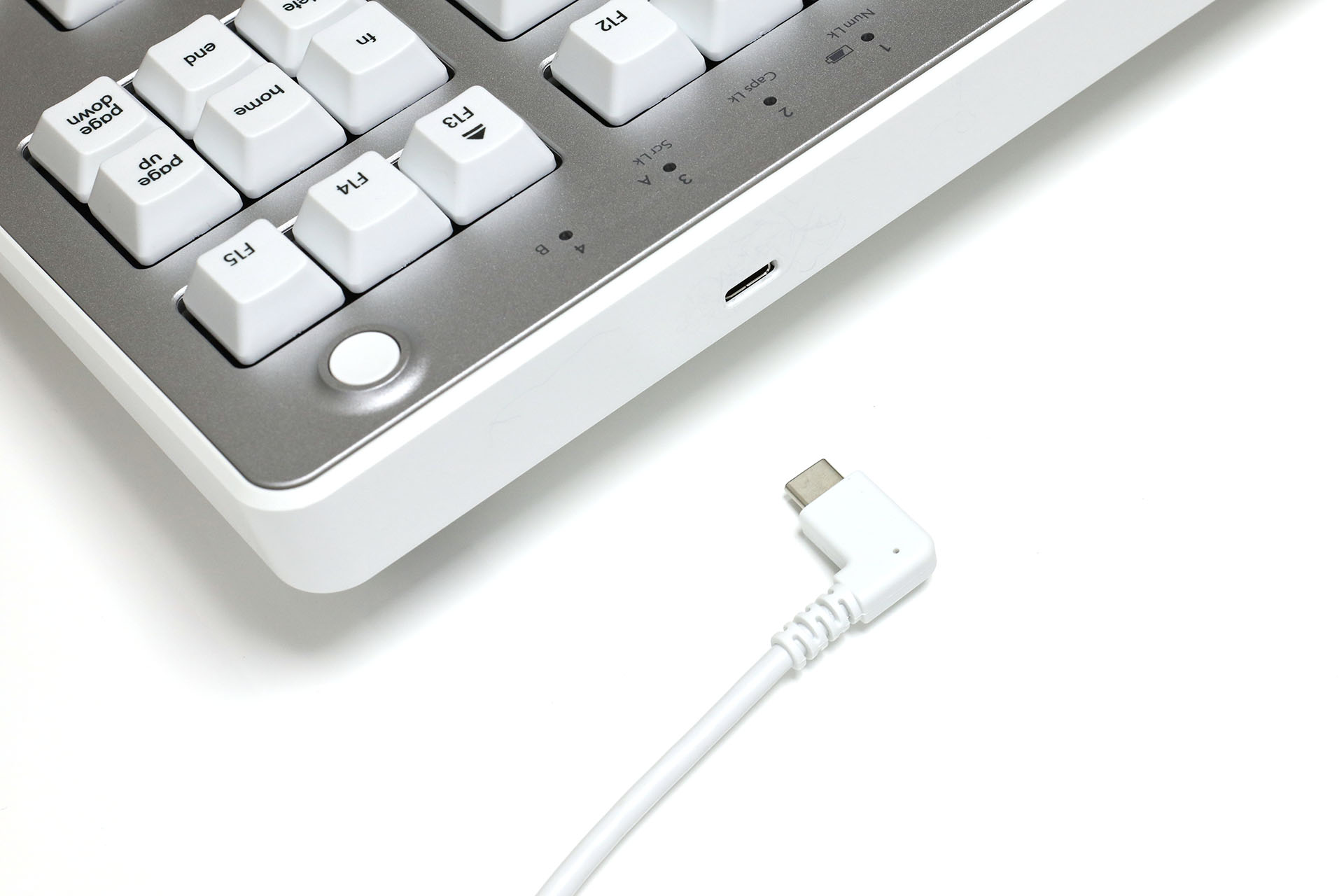 キーボード右上奥にUSB-Cポートがある。PCなどとのUSB接続のほか、Bluetooth接続時の給電用にも使える。専用アプリによりPCから細かな設定を行えるが、その場合はPCとUSB接続する必要がある