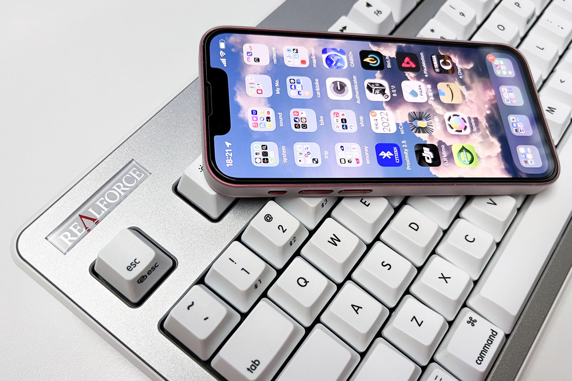 ハイブリッドモデルのREALFORCE R3はBluetooth対応のPCやスマートデバイスなどとペアリングしてワイヤレスキーボードとして使える。ペアリングできる台数は4台まで。ペアリング先は簡単なキーボードショートカットで切り替えられる