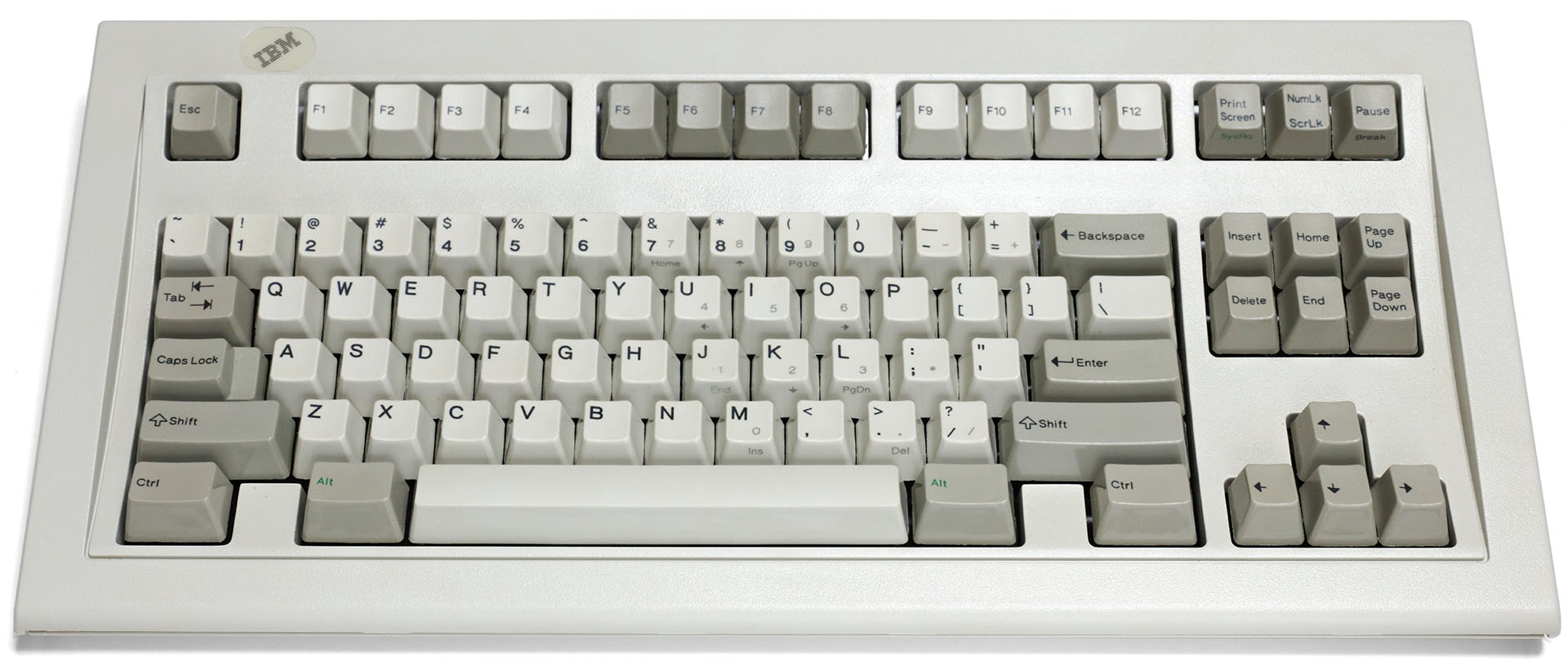 キー数は84。テンキー分のスペースをセーブして机上を広く使うからスペースセーバー？　キー配列も至極真っ当……というか、この時代のキー配列が現在も受け継がれていたりするわけですな。このキー配列にさんざん慣れまくったので、俺は現在でも英語配列のキーボードだと安楽に使えるのであった。テンキーレスではないが、フルキーボードで似たタイプ感があると思われるキーボードは<a href="https://www.pckeyboard.com/" class="strong bn" target="_blank">Unicomp社</a>から発売されているようだ。