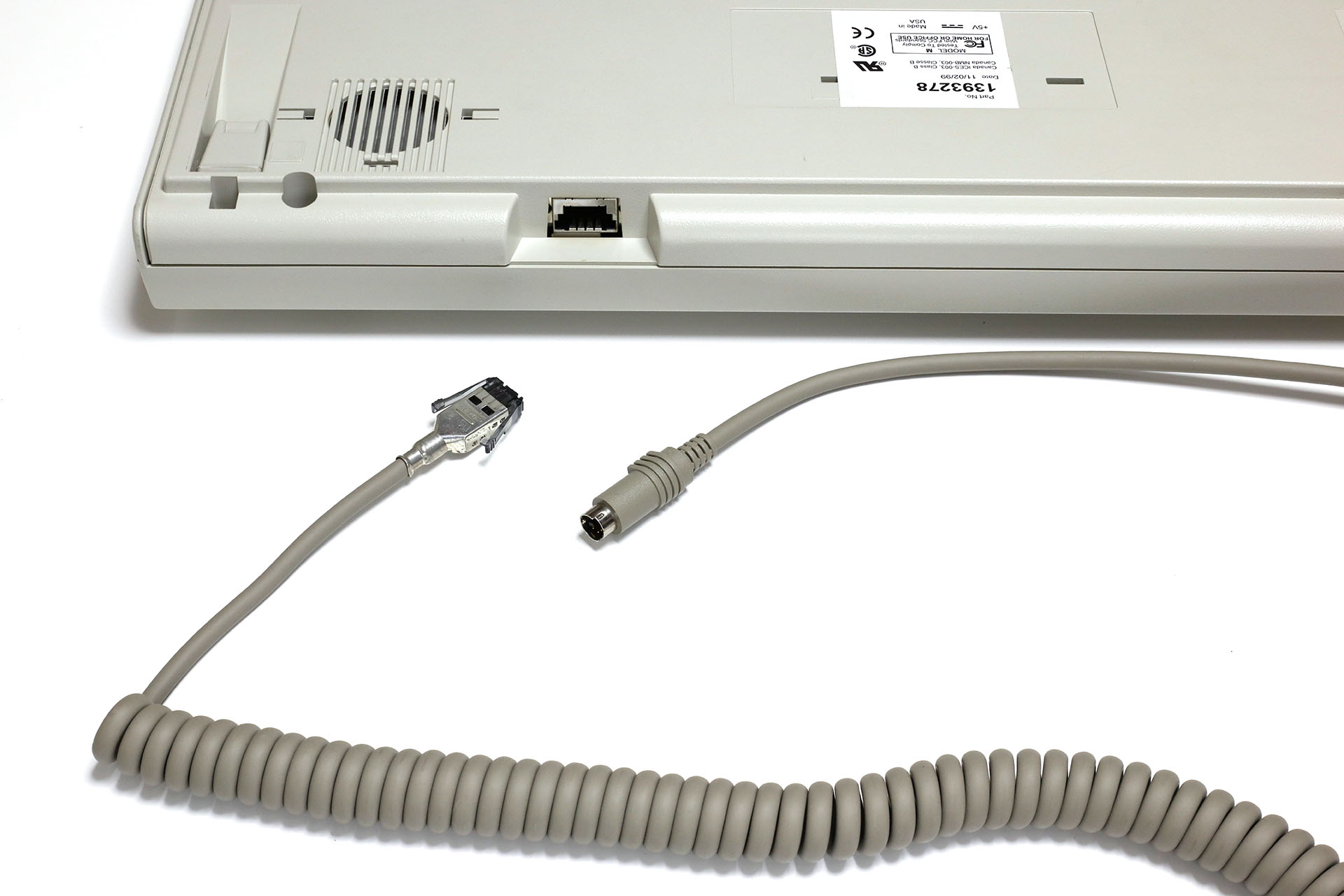 PCとの接続インターフェースはPS / 2で、ソニーPlayStation 2とは関係なく、IBMのパソコンIBM PS / 2（IBM Personal System/2）に採用されたインターフェースであることからこう呼ばれる。ケーブルは、見たことないコネクターで本体と接続され、しかも太いカールコードってすごいっスね