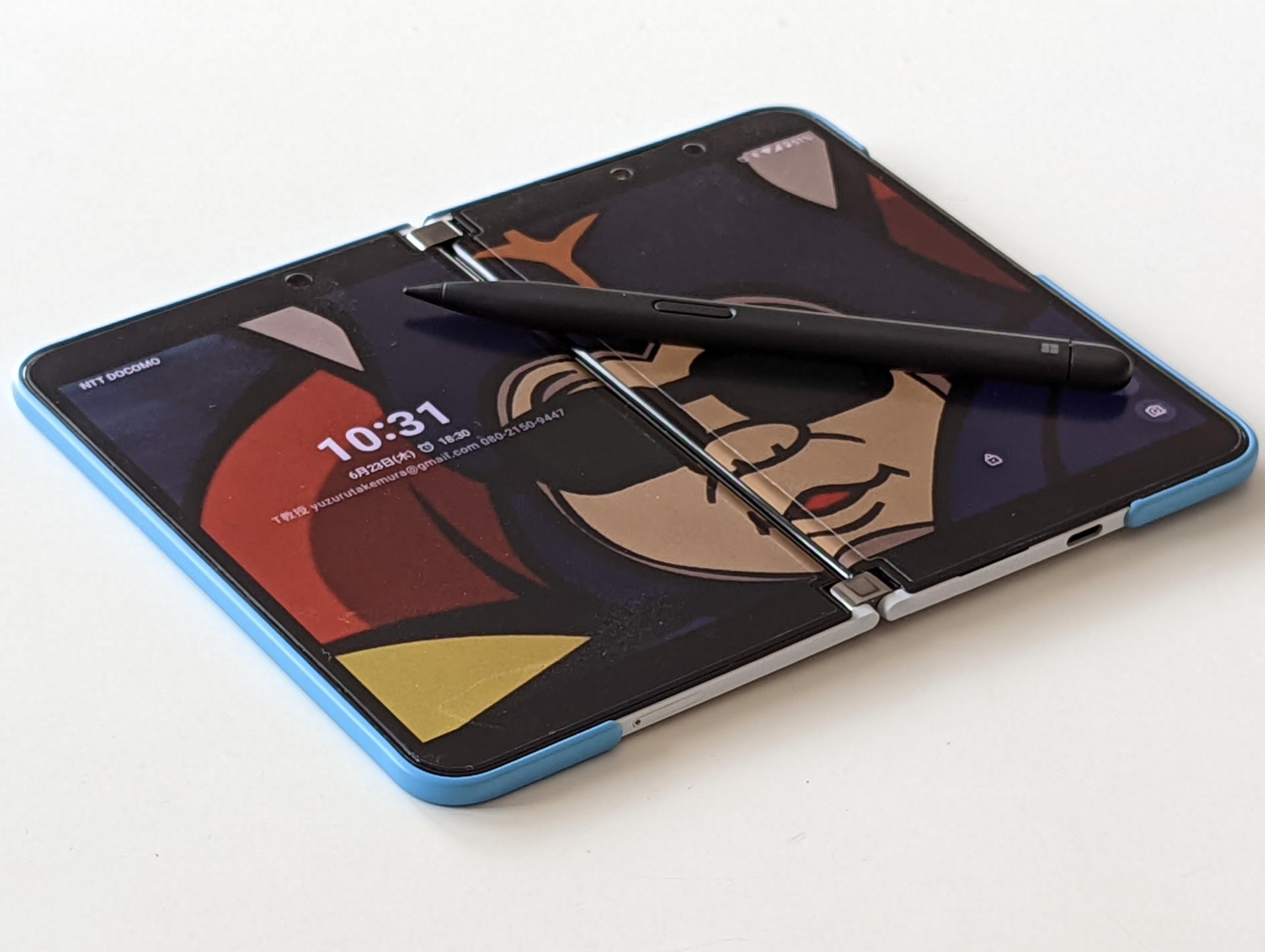 ペーパーライク保護フィルムはDuo 2の両画面を隅から隅までカバーするサイズでは無いが、中央のヒンジ寄りの狭い縦長エリアを除いてほぼ全画面をカバーしてくれる。確かに無用な反射が少なくなり画面も少し見やすくなった感じだ。