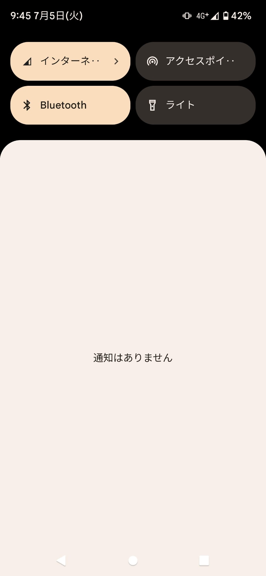 Pixel 6 Proのクイック設定パネル。Wi-Fiのオン／オフは「インターネット」→Wi-Fiのスイッチをオフという2ステップになってしまいました。ボタンも大きいのはいいんですが、一覧性が低くちょっと不満。