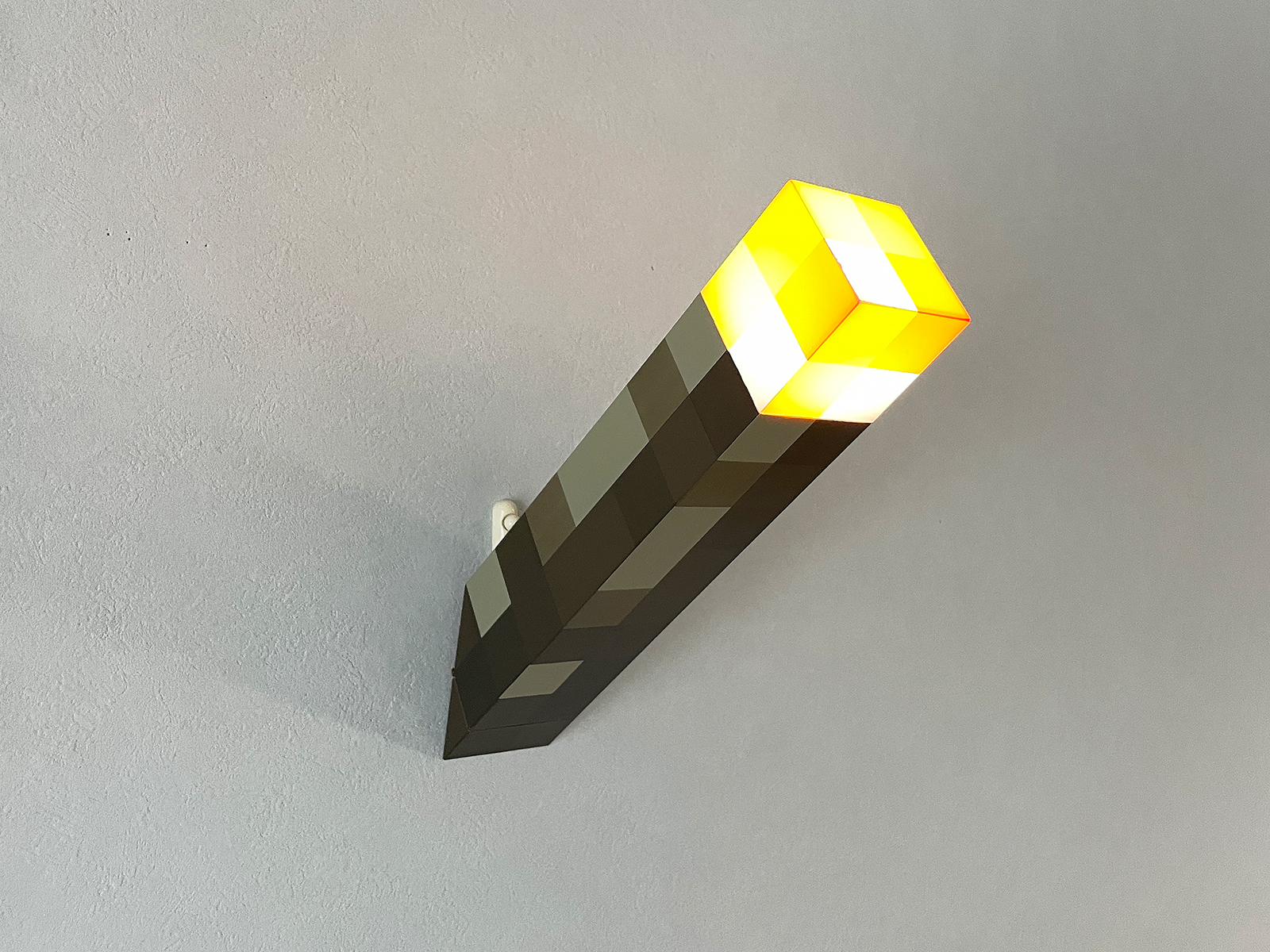 こんな感じでパカっと底面が開くので、壁掛け設置も可能。見事にマイクラのたいまつを再現しています。