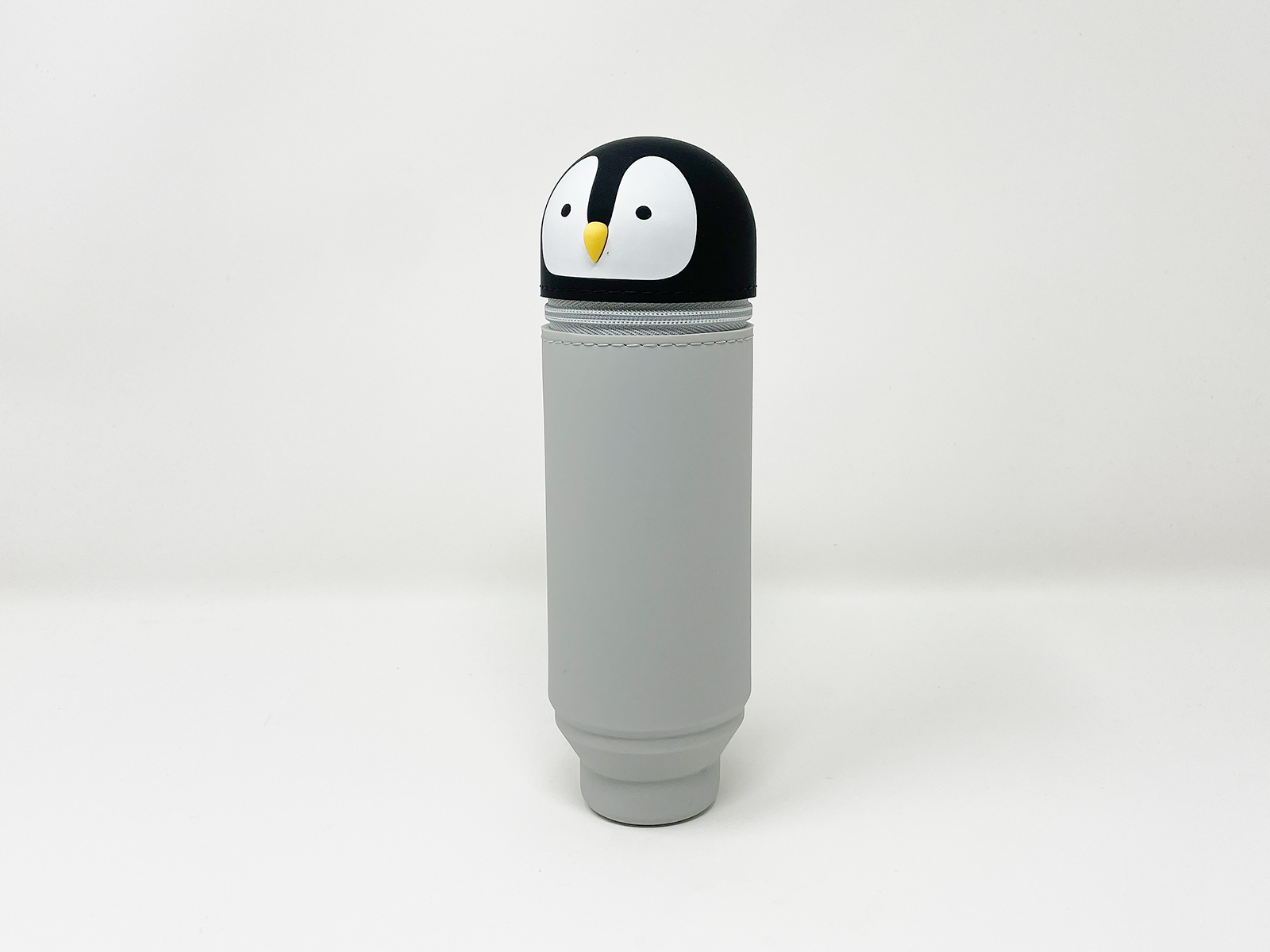 リヒトラブの「PuniLabo スタンドペンケース」。動物の頭がついたペンケースです。筆者は子どもたちが好きなペンギン頭をチョイス。