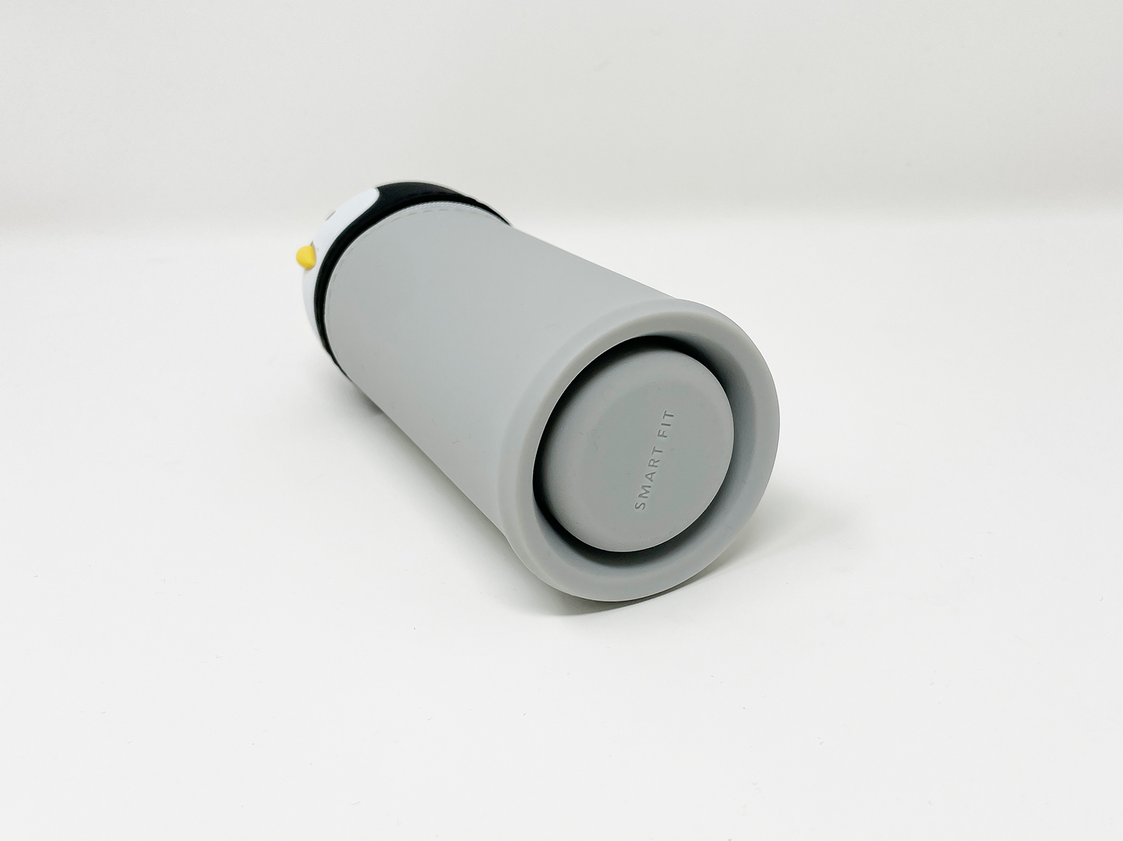 全体がシリコンゴム製で、底面をこのようにボコッと折りたためる機構になっています。