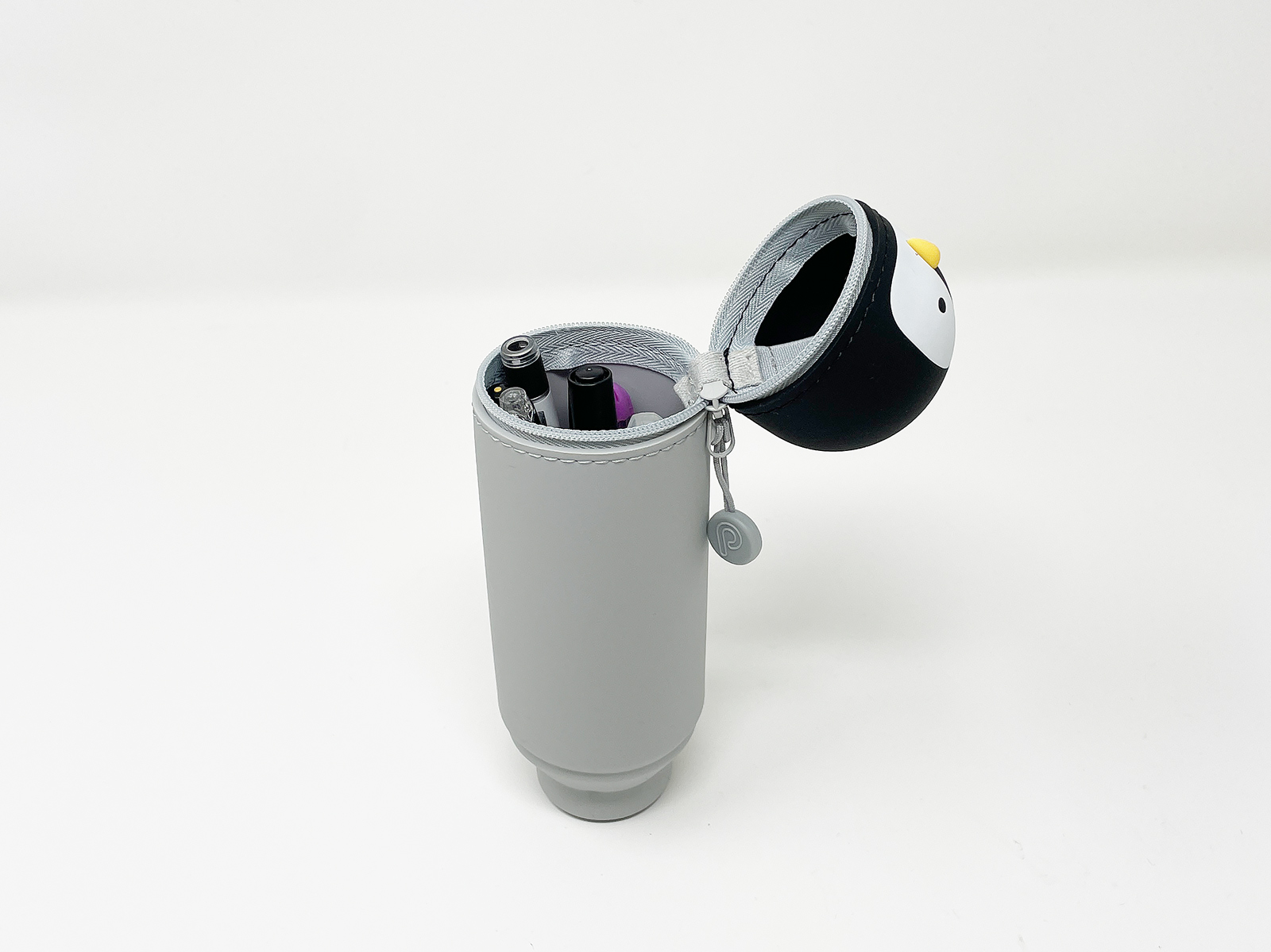 頭部周囲のファスナーを開き、ペンを入れた状態だとこうなります。