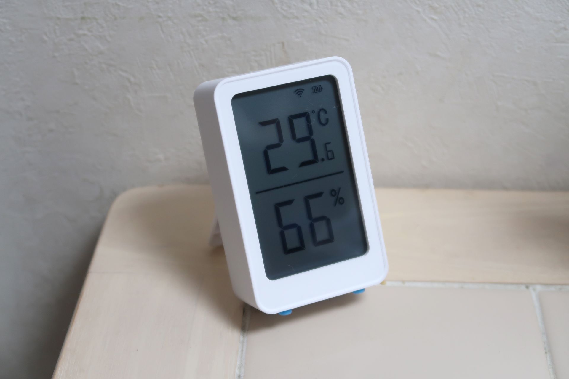 「+Style センサー（温湿度） PS-TMP-W01」は上に温度、下に湿度のシンプルなモノクロ表示。測定間隔は約3秒