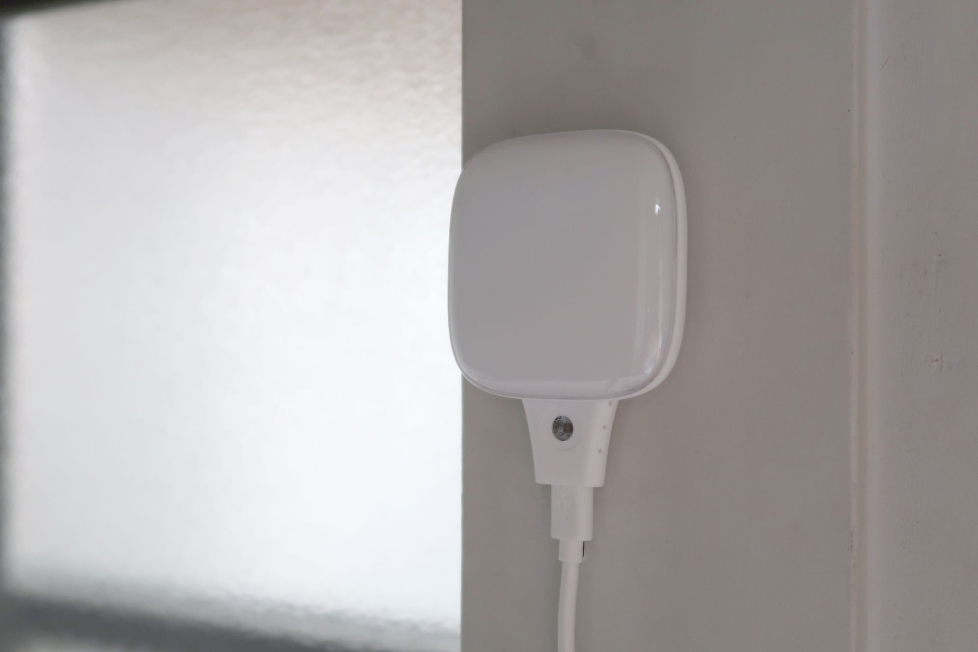 壁掛けできるスマートリモコン「+Style マルチリモコン PS-IRC W02」