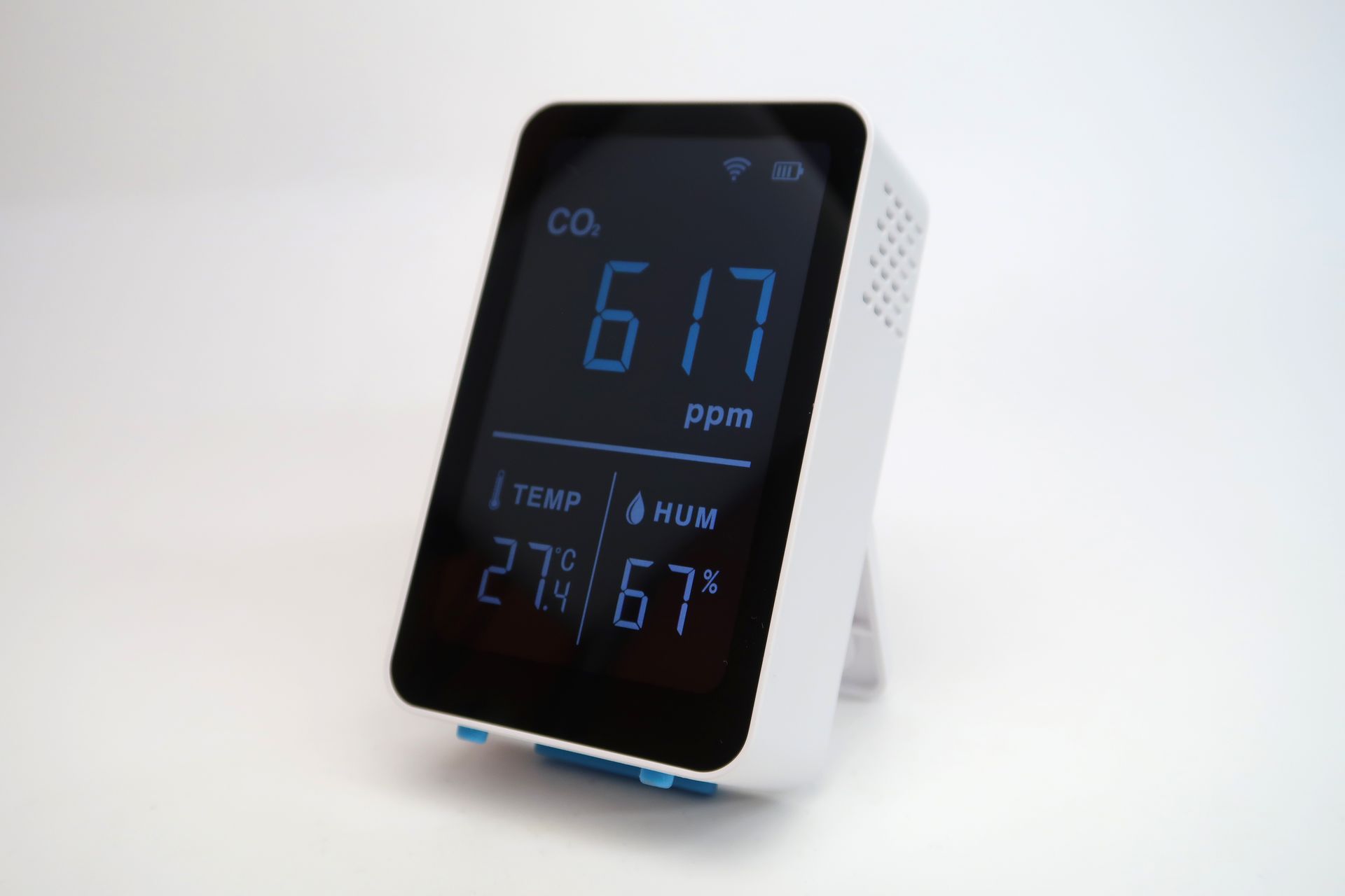 「+Style センサー（CO2・温湿度） PS-CO2-W01」。CO2濃度が高くなると数字の色が変えて警告する。測定間隔は約3秒。1350mAhのバッテリーを内蔵する