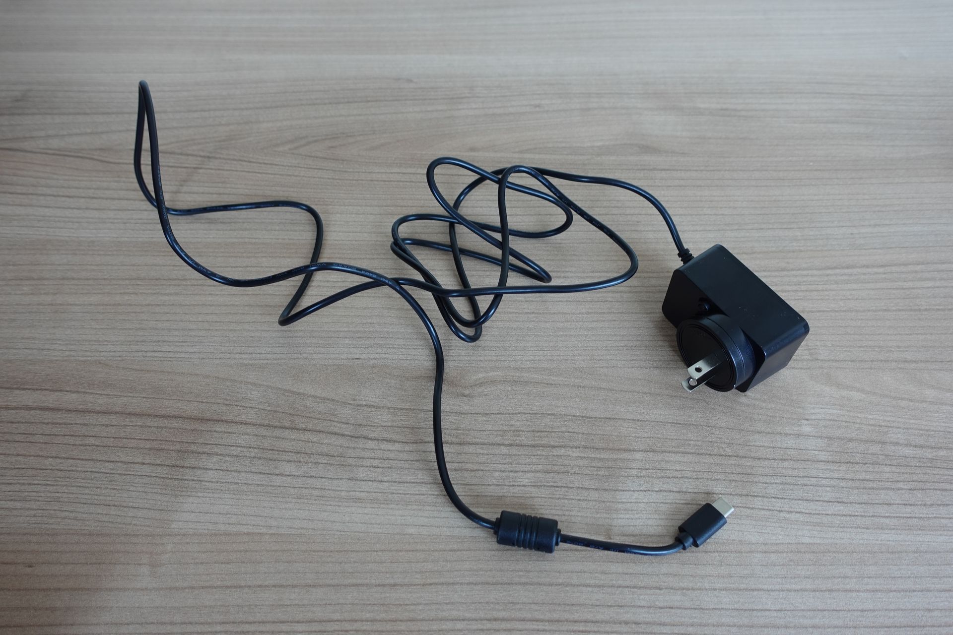 カメラとPCのUSB-C接続に加えてUSB-CのACアダプタ接続も必要