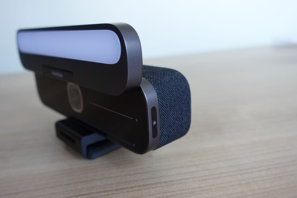 スピーカーやライトも内蔵の4-in-1Webカメラ「AnkerWork B600 Video