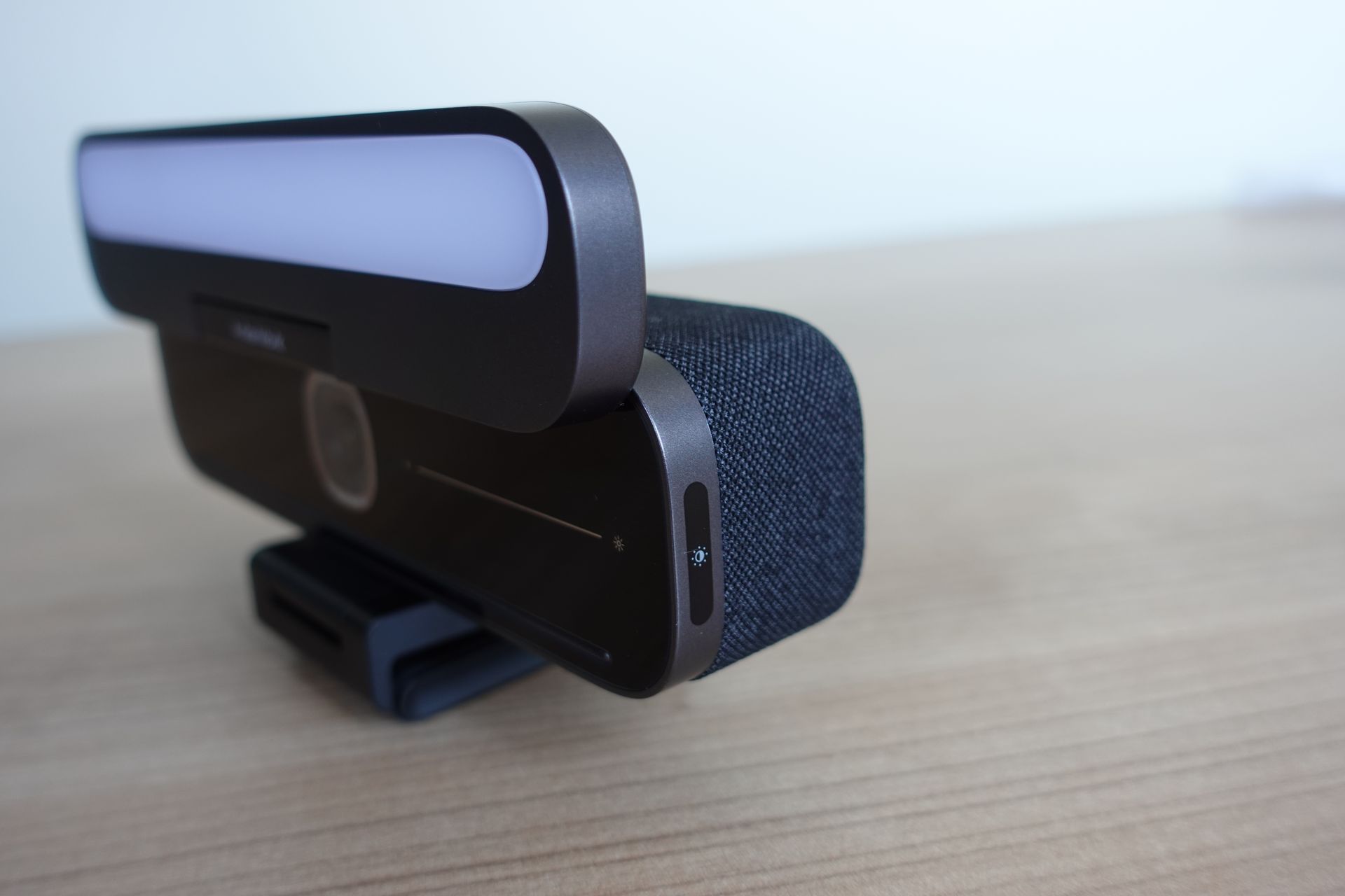 右側のタッチセンサーでライトをオンオフ