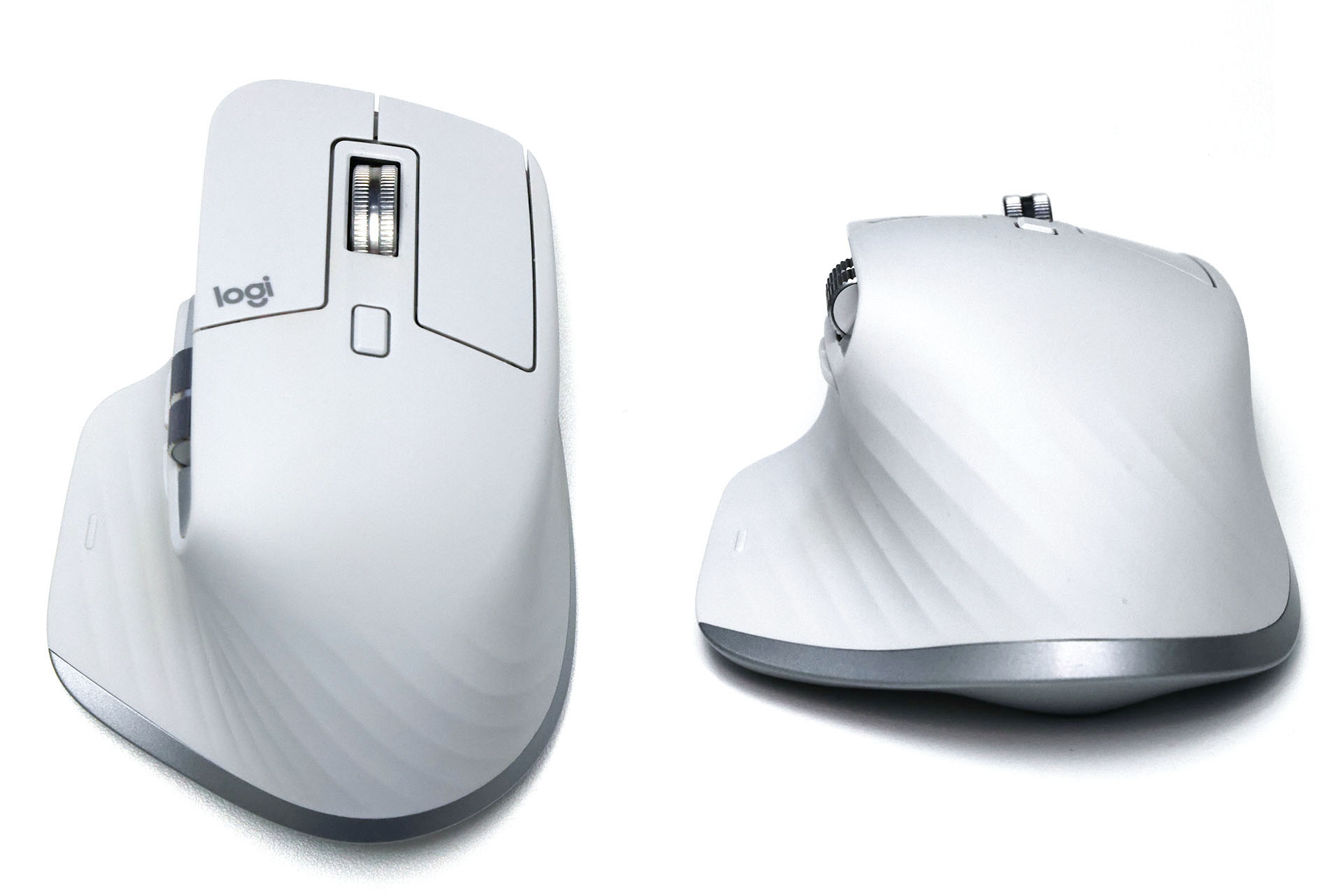 独特の形状をしたワイヤレスマウス。サイズはやや大きめなので、購入時には事前に自分の手のサイズで快適に使えるかどうか試用を。手のひらが当たる部分とそこにつながっているエリアはラバー質感のコーティングがなされている。表面はサラサラした手触りで、手の汗や油が付着しても気にならず快適に使える質感だ。ただ、この部分がブリーディングを起こす可能性はある。