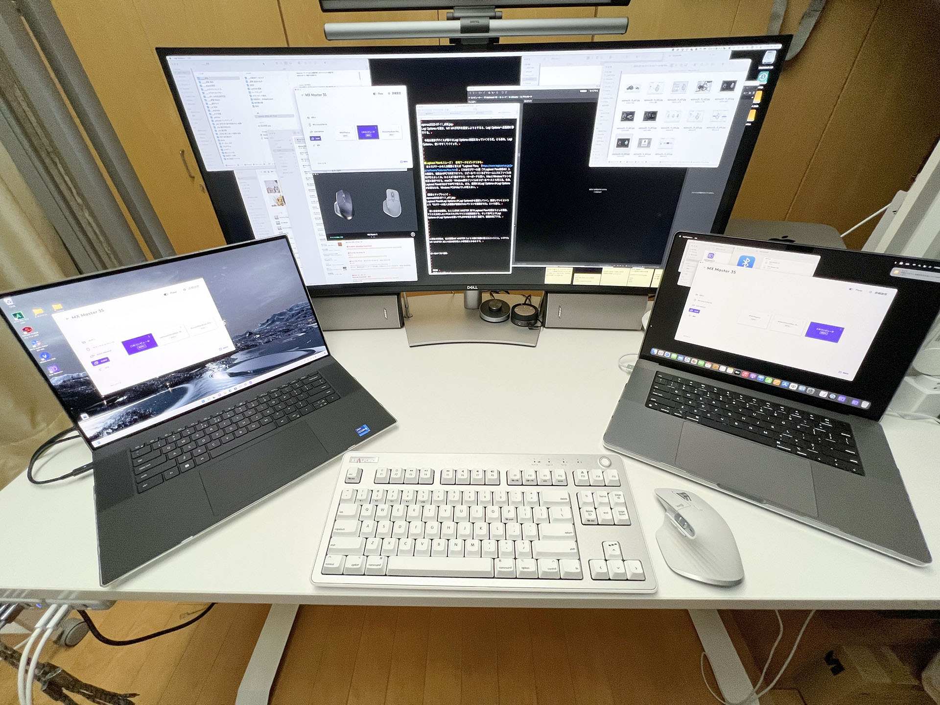 左は俺の最強に強まったDELL XPS WindowsノートPCであり、中央が俺の最強に強まったMac Studioであり、右が俺の最強に強まったMacBook Proであり、今まさにLogicool Flowによってこの3台をシームレスに1つのMX MASTER 3Sで操作できるようになった!!!