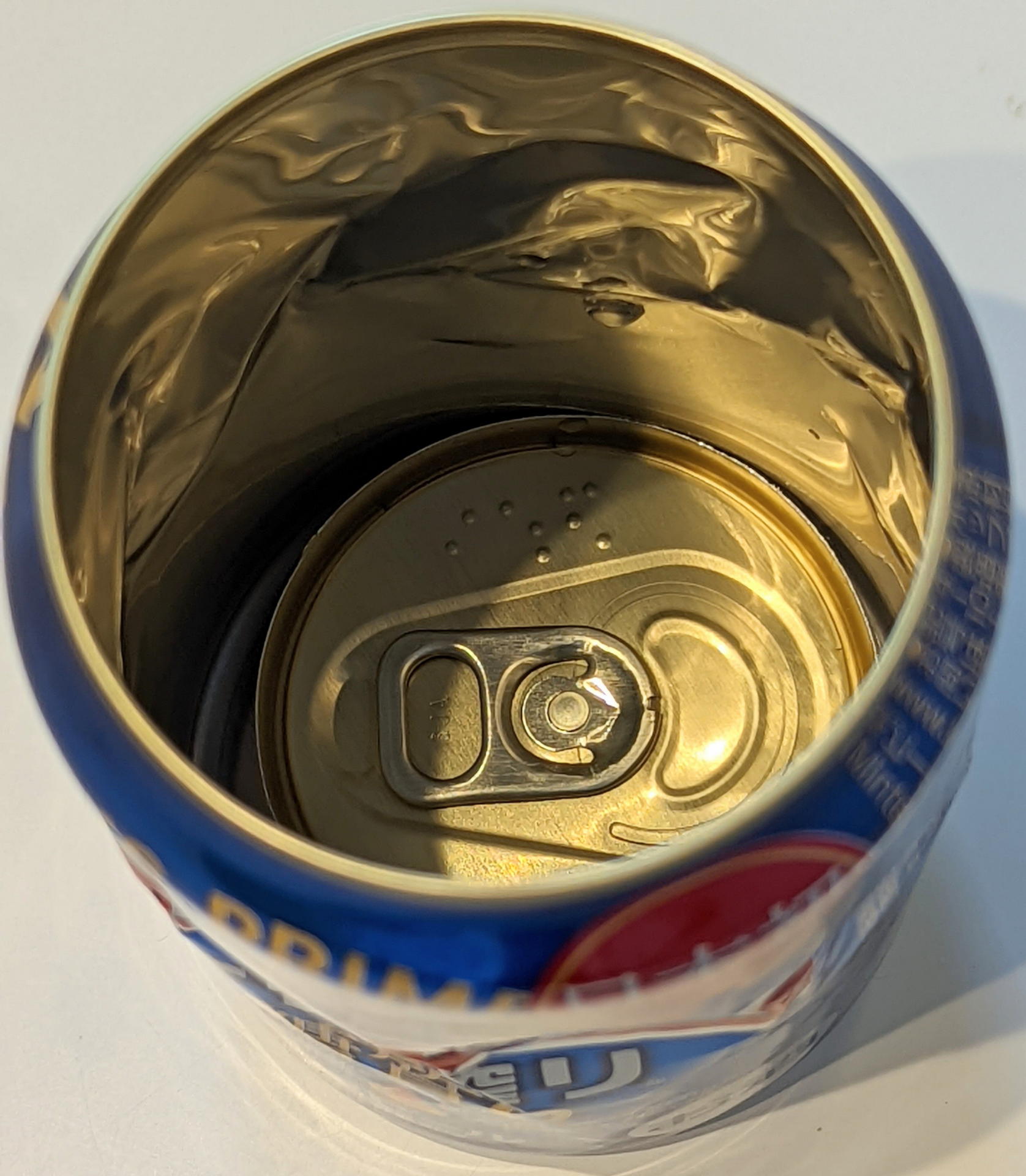 ねじるだけで、缶切りのように缶のトップが完全に切り離されるわけではない。ある程度ねじってから、最終的にはDraft Topのハンドルか指先でを使って缶のトップを内部へ落とす