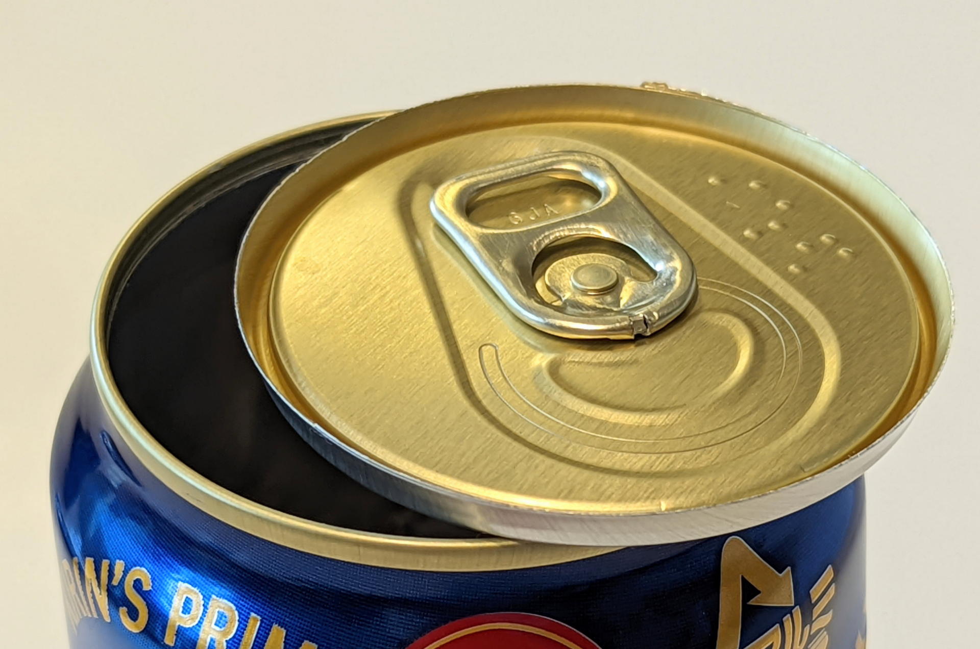 筆者が不器用なのか捻って切って中に落ちたフタや缶の淵はそれほど安全な感じはしなかった