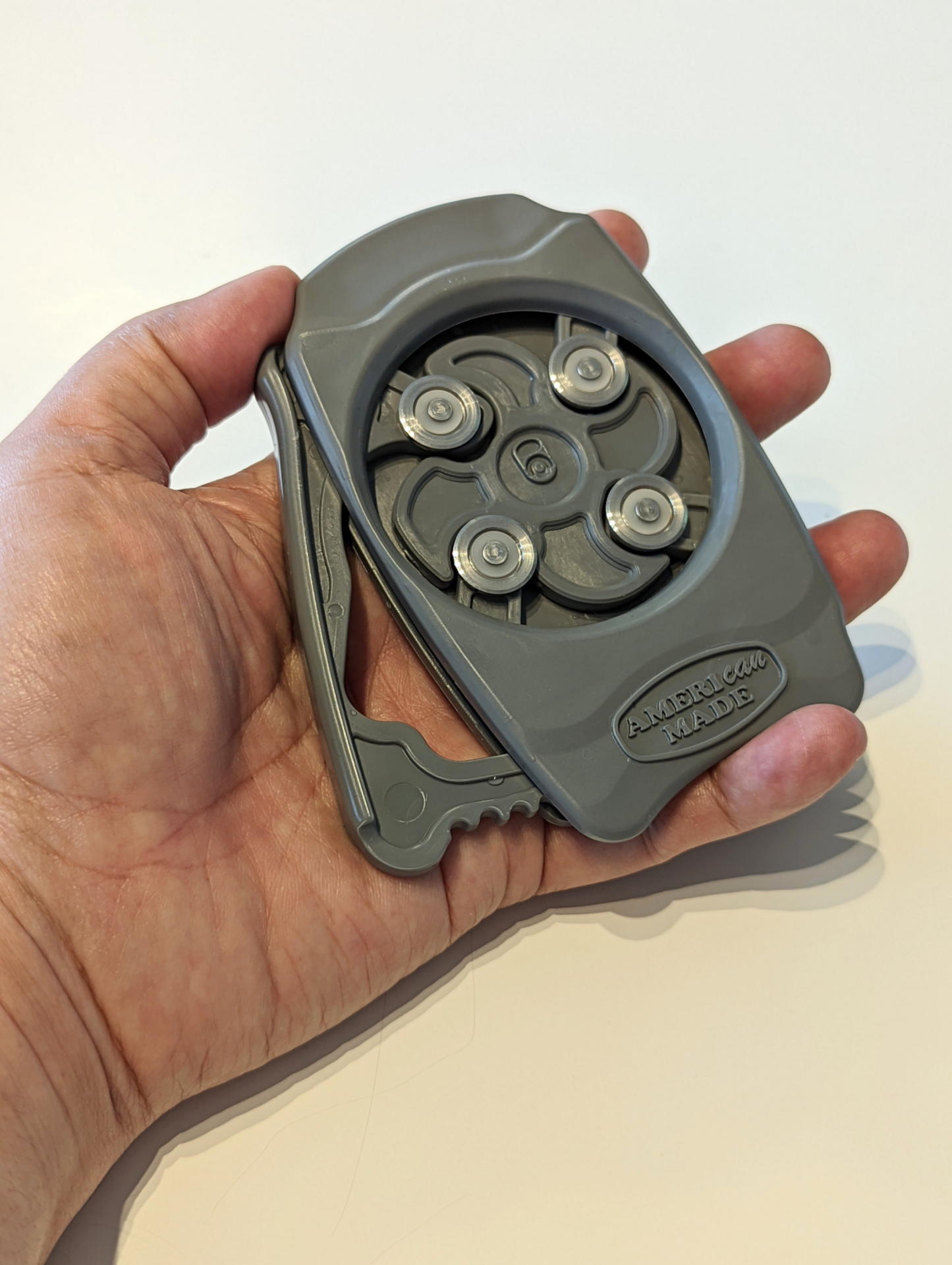 片手でハンドルを握って内部の4個の丸い刃を外側に広げて捻る