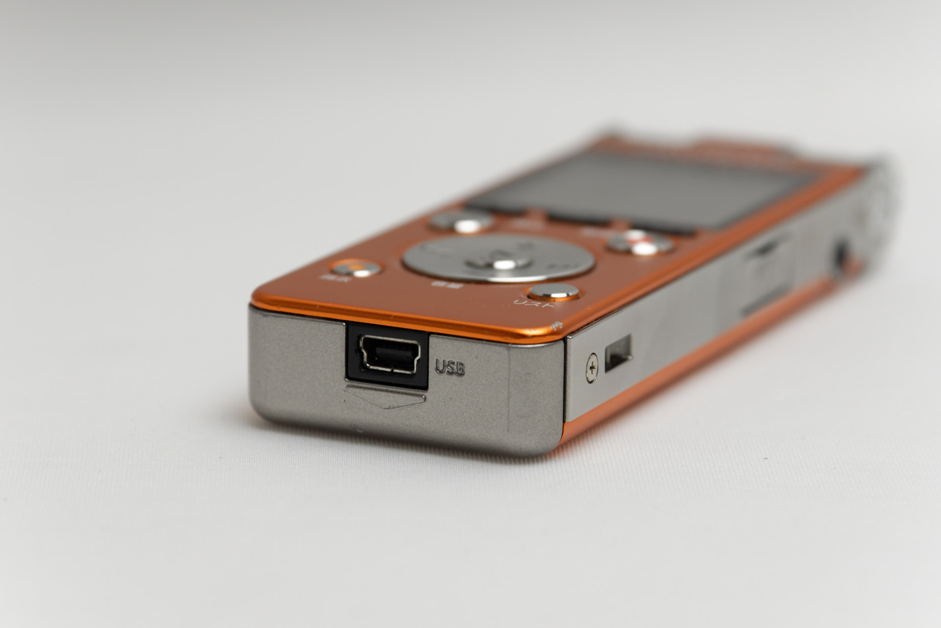 miniUSBポートでUSB 2.0。9年以上前の製品なのでここは仕方ないが