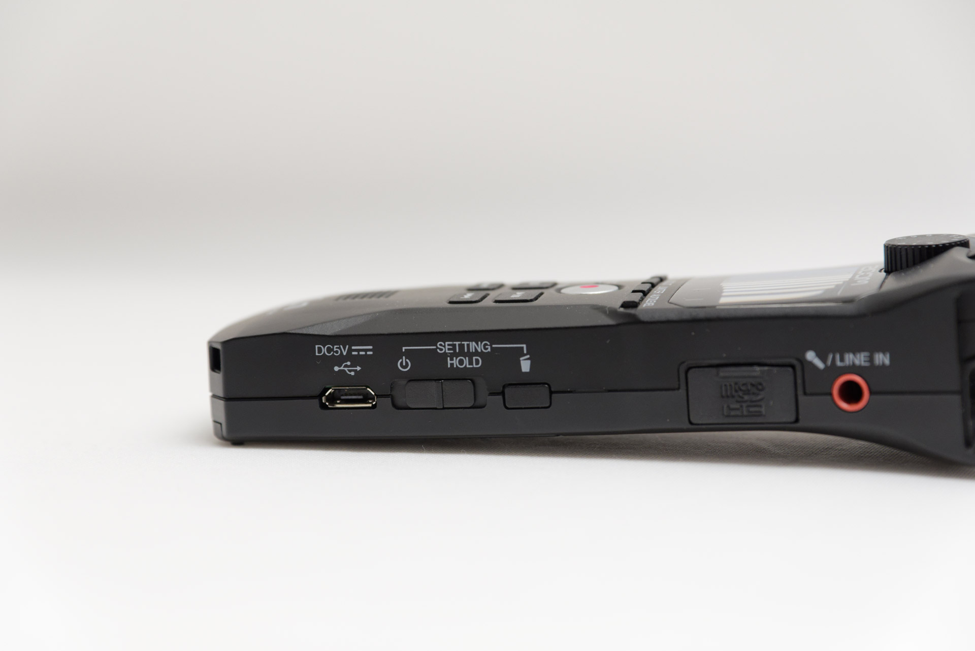 インターフェイスはmicroUSB。もちろんUSB 2.0だ