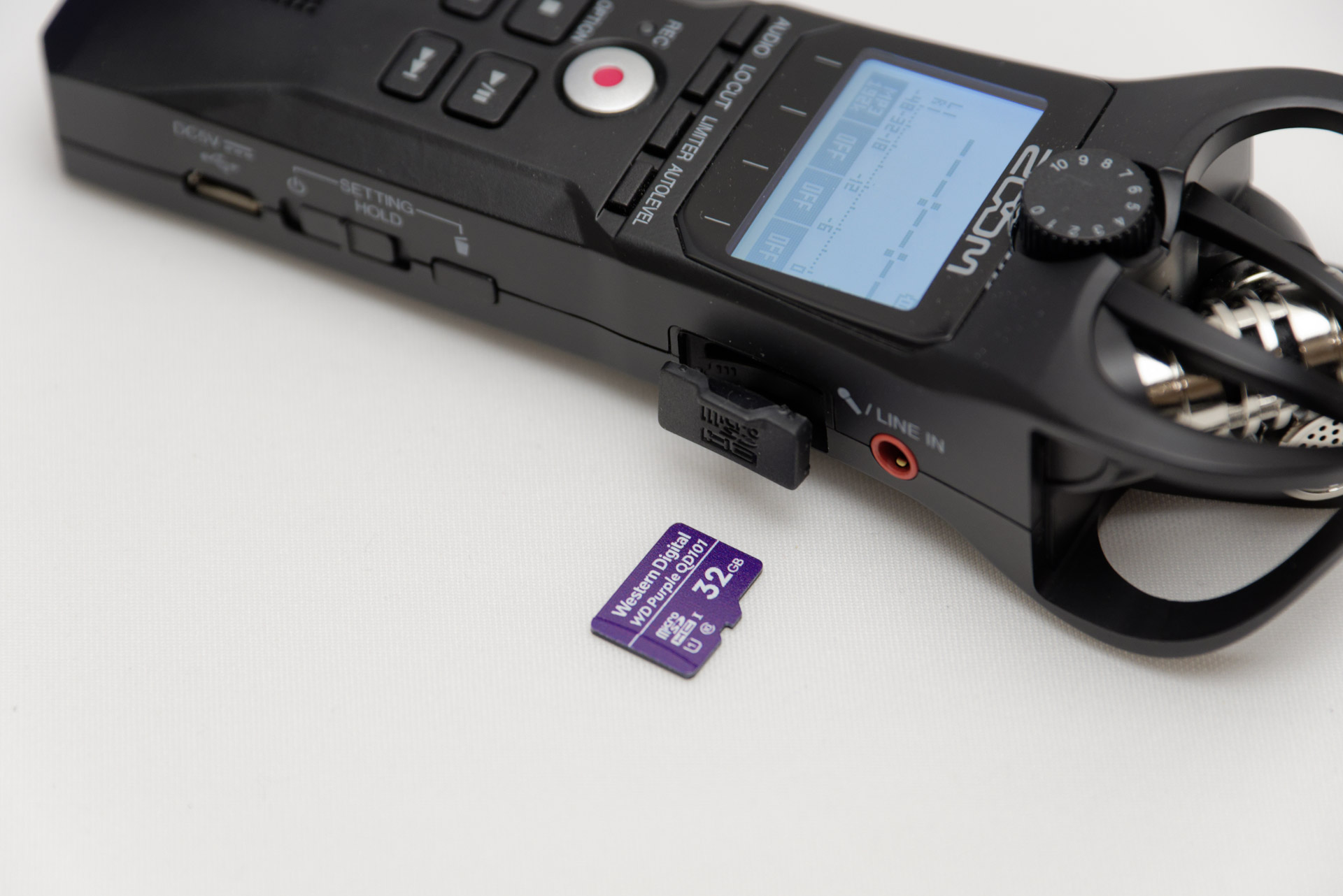 データ保存はmicroSDのみ。長年使うと何度も上書きすることになるので、繰り返し保存に強そうなタイプを購入。約1000円