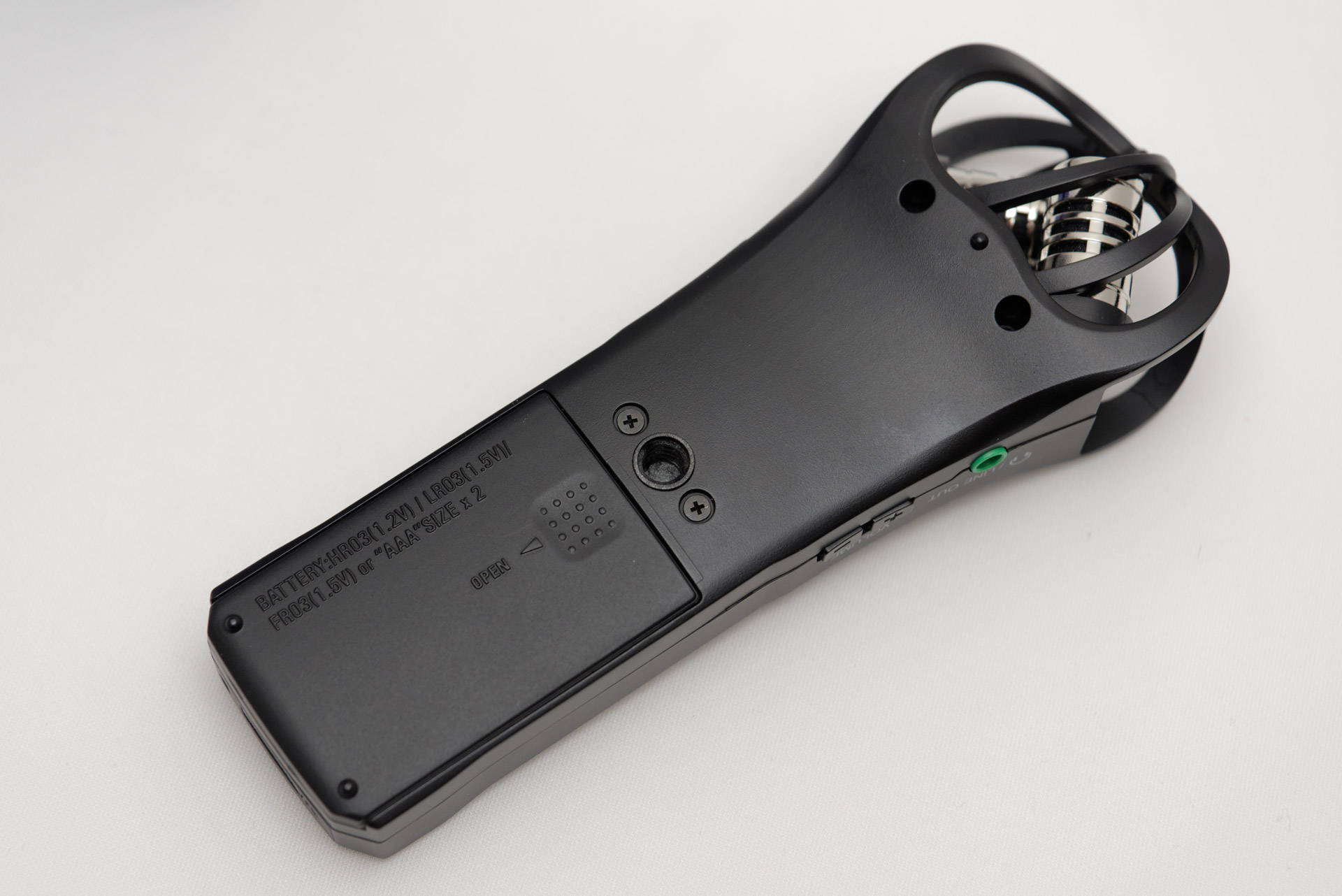 底面には三脚固定用のねじ穴