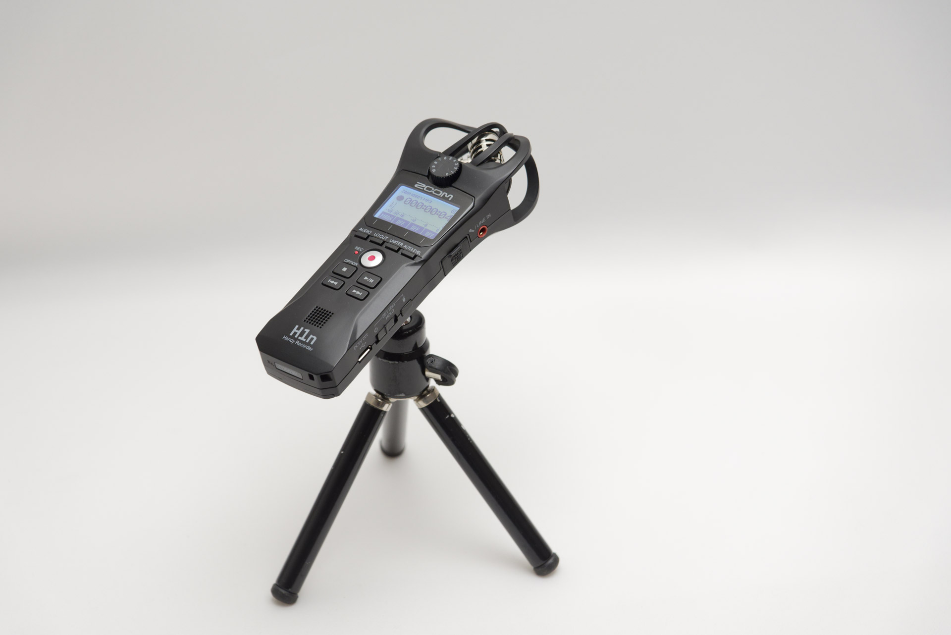 小型三脚を使うことで余計なノイズが紛れ込むのを回避できる