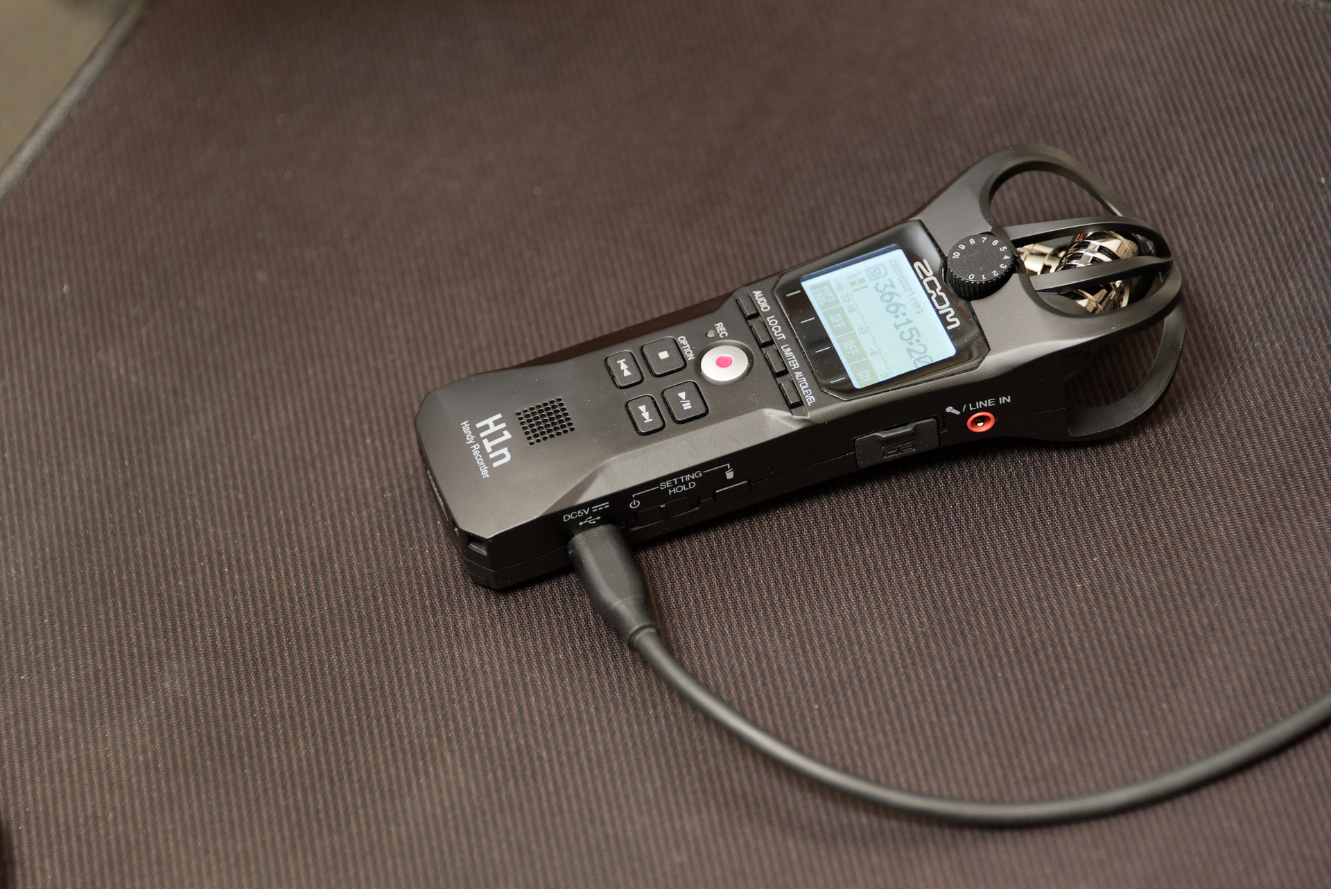 電池駆動に加えてUSB給電での動作も可能