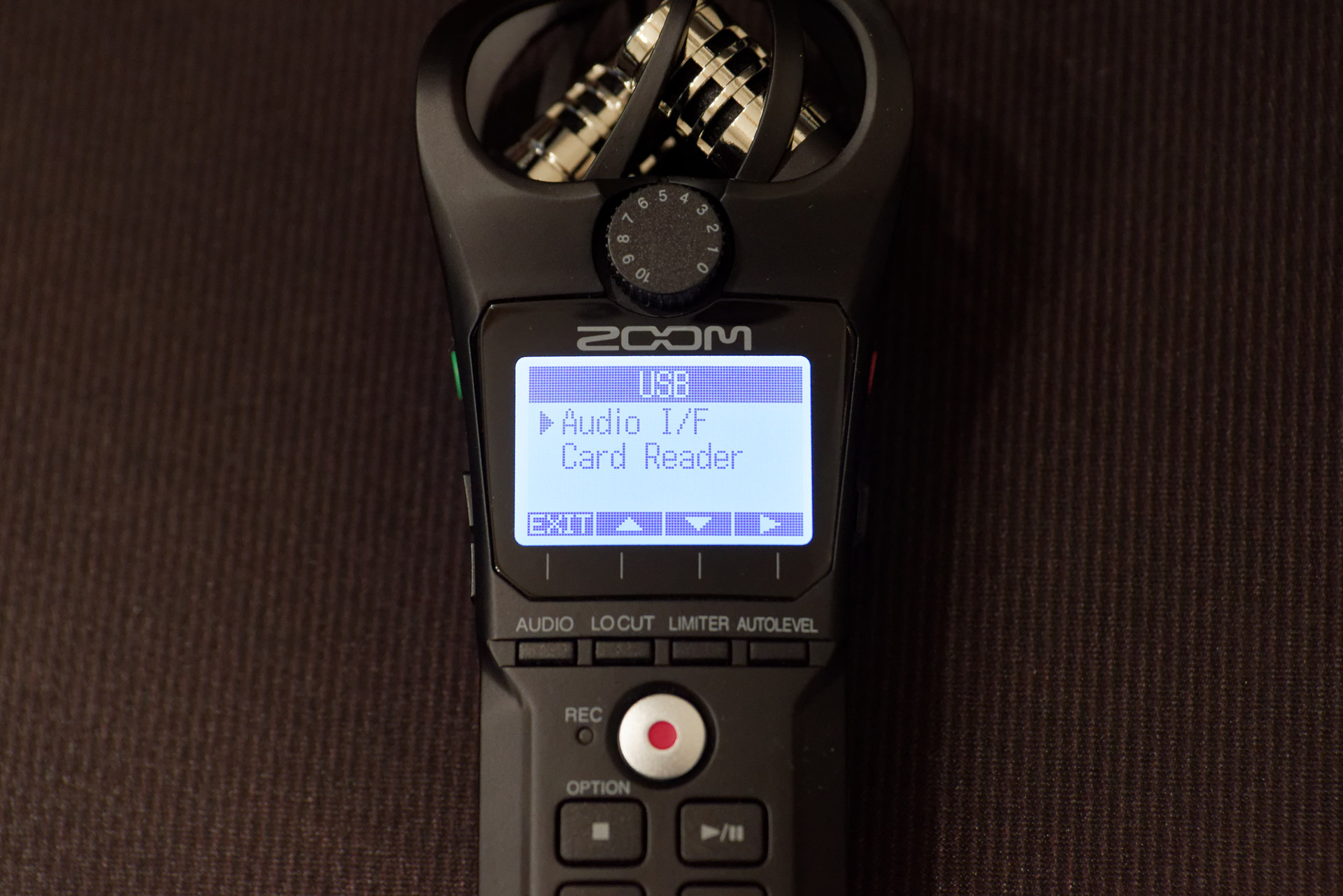 パソコン接続時は動作モードをオーディオインターフェイスとカードリーダーから選べる。どちらも選ばない場合は給電のみ