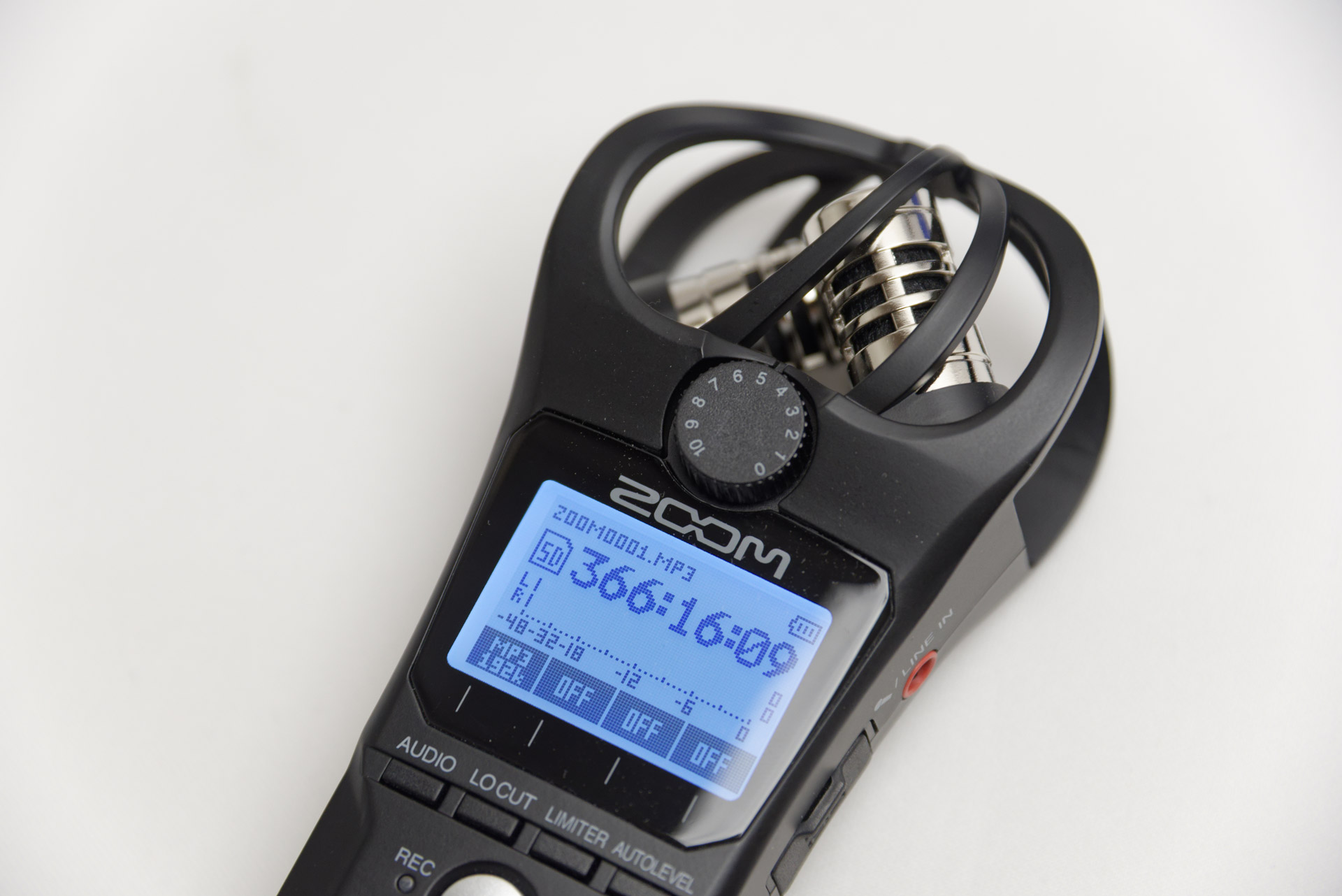 中央のダイヤルでマイクのゲインを簡単に調整できる。ほかにオートゲイン機能もあり