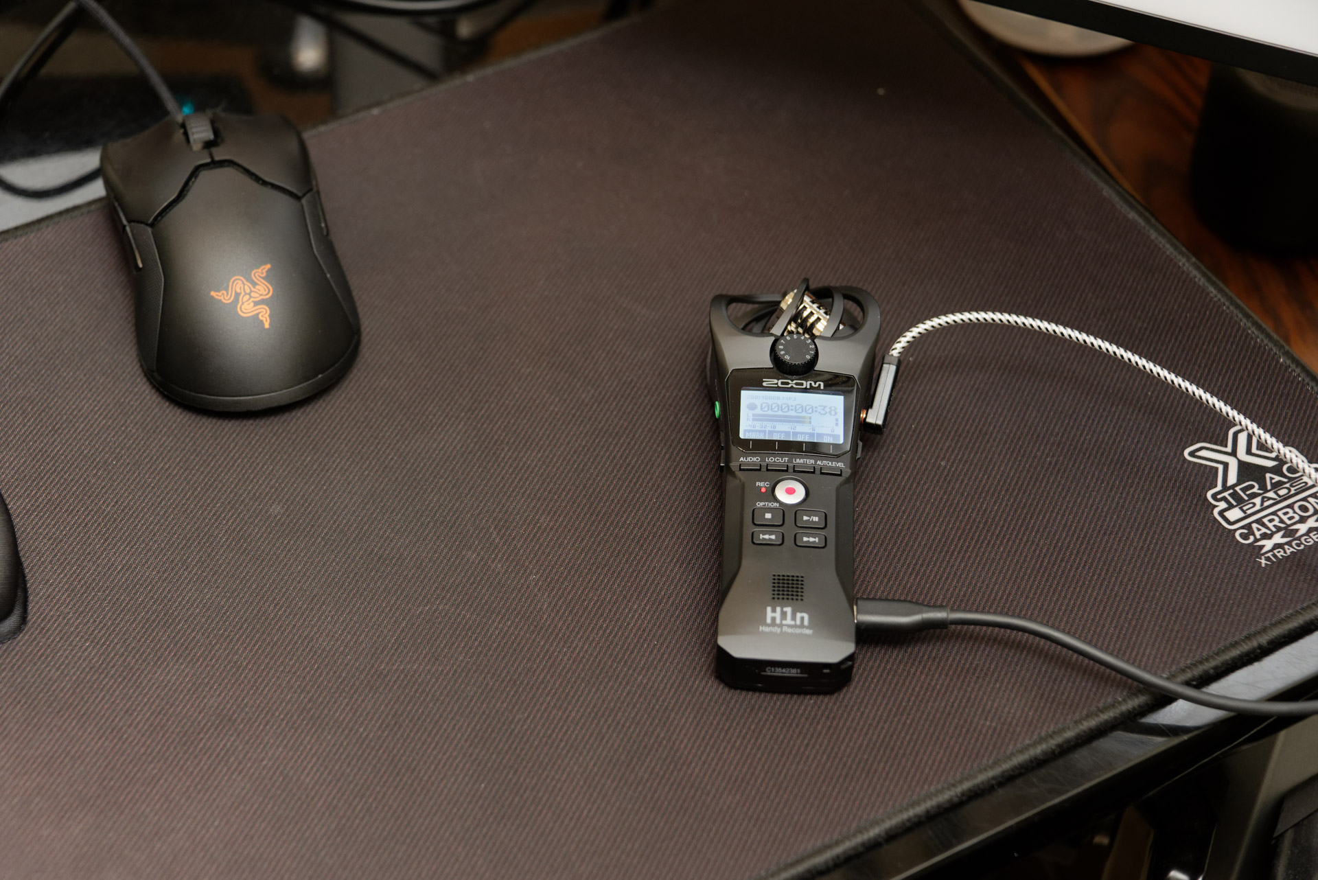 オンライン取材の音声録音で使っているときの様子。ノイズを回避するため、電源はUSB充電器から、音声はほかのケーブルが少ないパソコン前方のライン出力から引いている