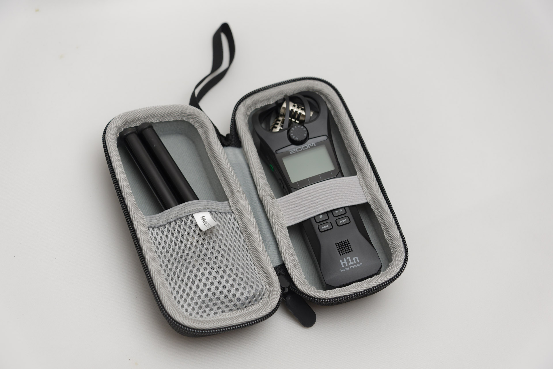 安全に持ち運べるように別売のケースも購入した。およそ1600円