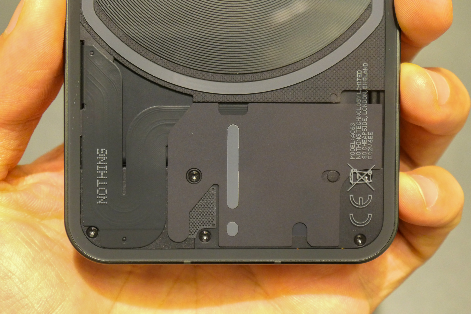 端末下部に、“ゾウのような”パーツが位置する