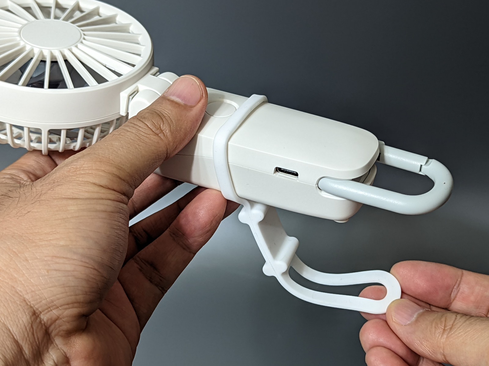 モバイル扇風機のグリップに通したのち、支柱に巻くようにして装着する