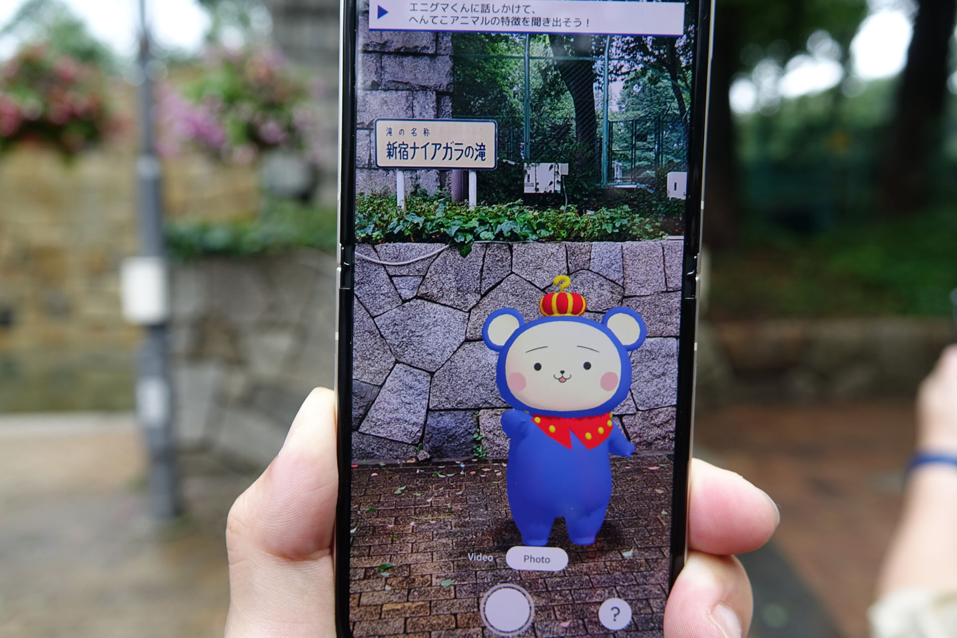 スタートする場所まで、画像をヒントに移動すると、ナビゲートするキャラクターが出現。ここからは、キャラクターのナビに沿って周囲で展開されるストーリーに参加する流れになる