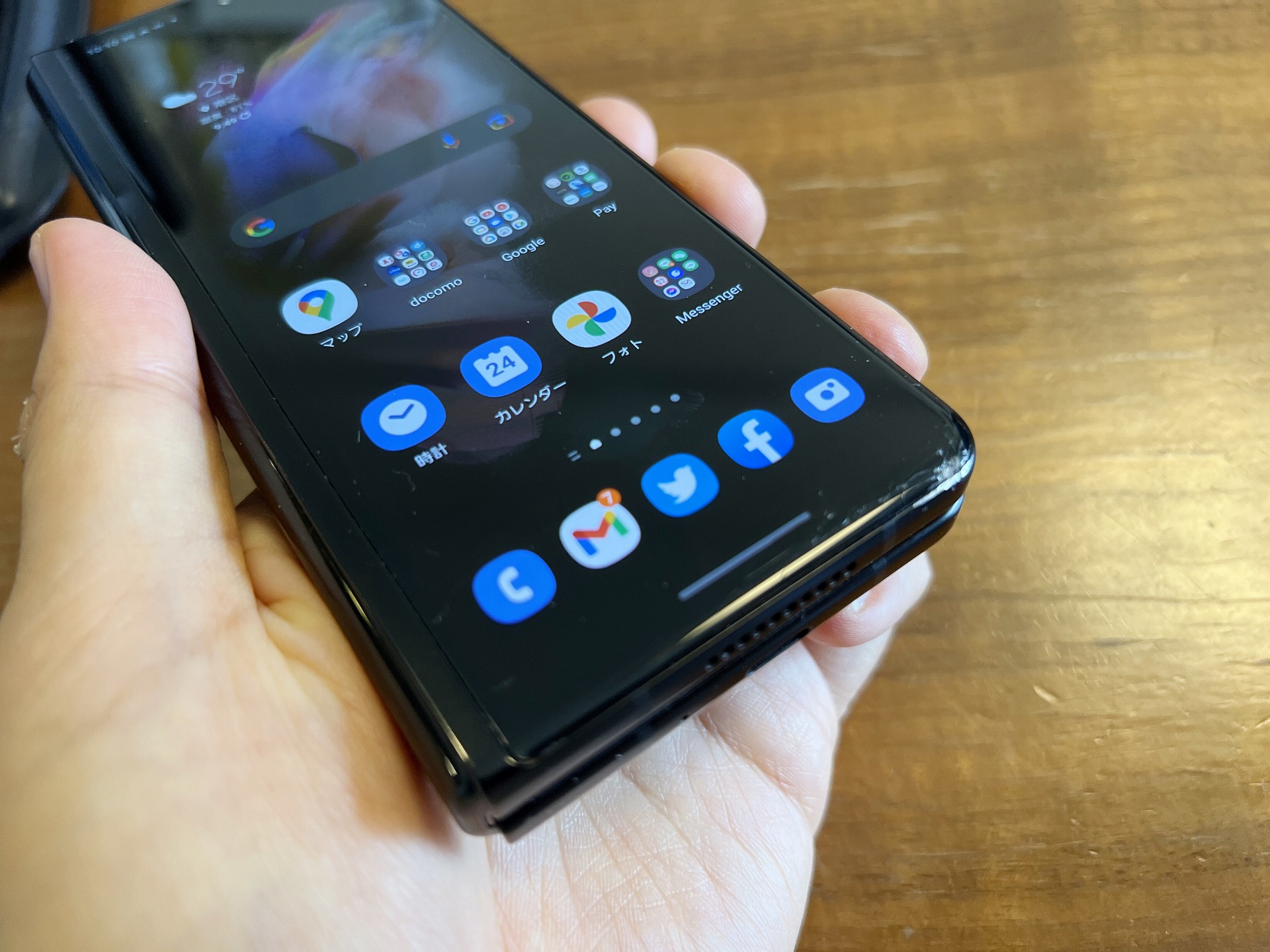 写真の撮り方が悪いため、少々分かりづらいが、奥に写っているヒンジ部分のアルミパーツも大きく凹んでいる