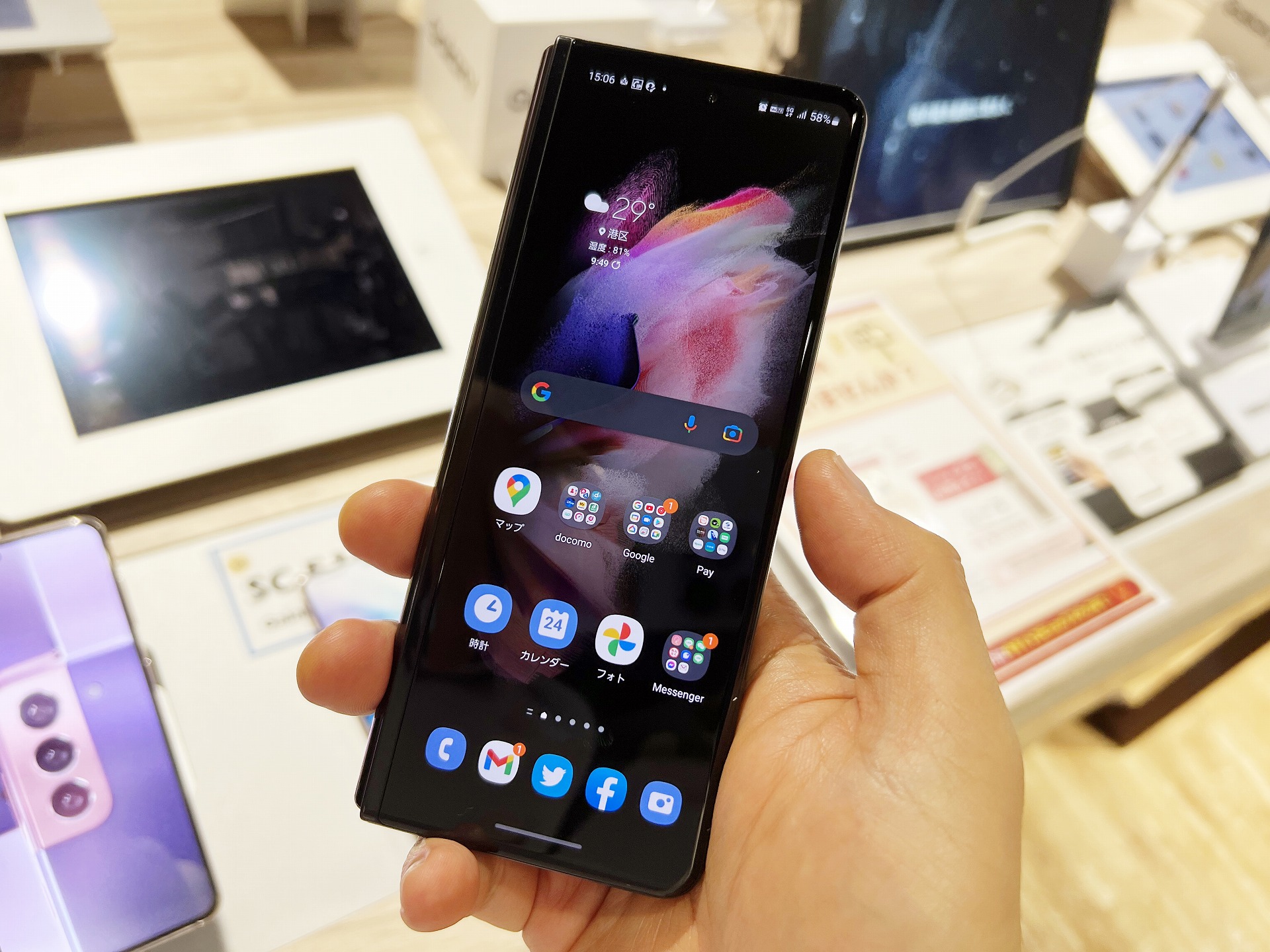 わずか2時間で修理が完了。破損していたカバーディスプレイやフレームはピカピカになった。サービスなのかついでにメインディスプレイまで交換してくれて、お得な気分に