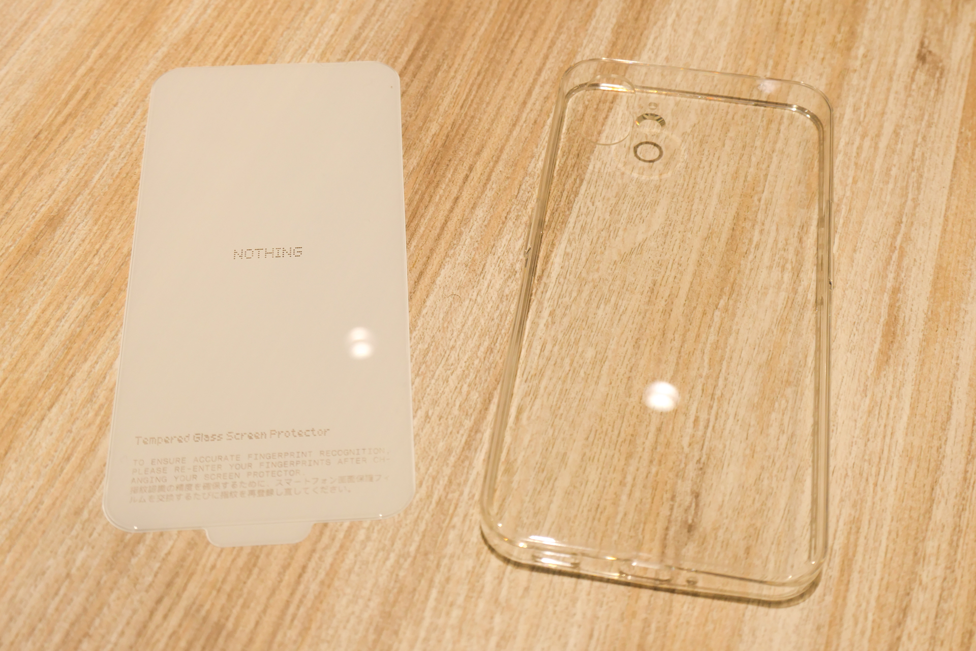 左：スクリーンプロテクター、右：クリアケース