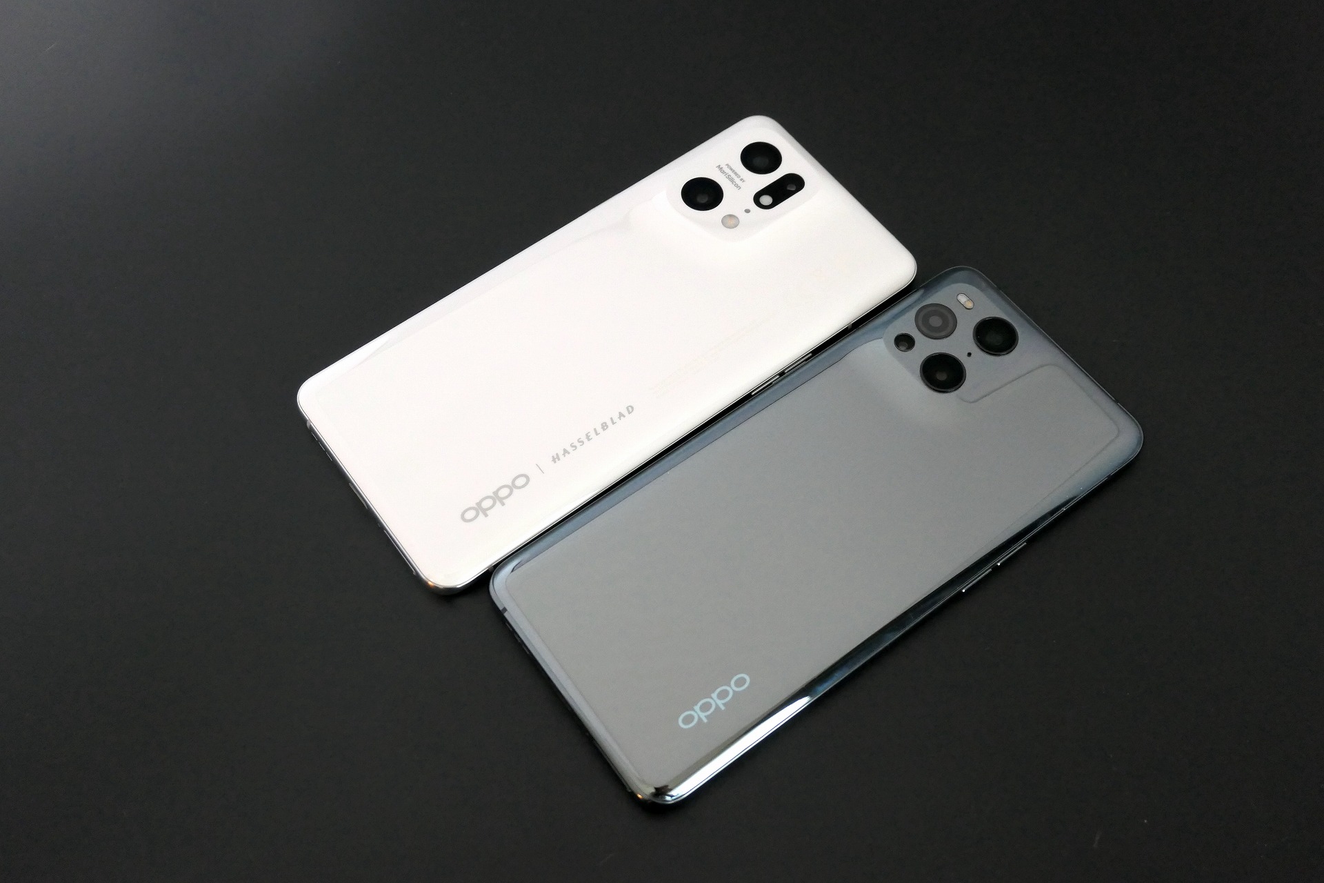 OPPO Find X5 Proは、Find X3 Proと同じく6.7インチの有機ELディスプレイを搭載。バッテリー容量が増えてためか、Find X3 Proよりも若干厚く、重くなっていた