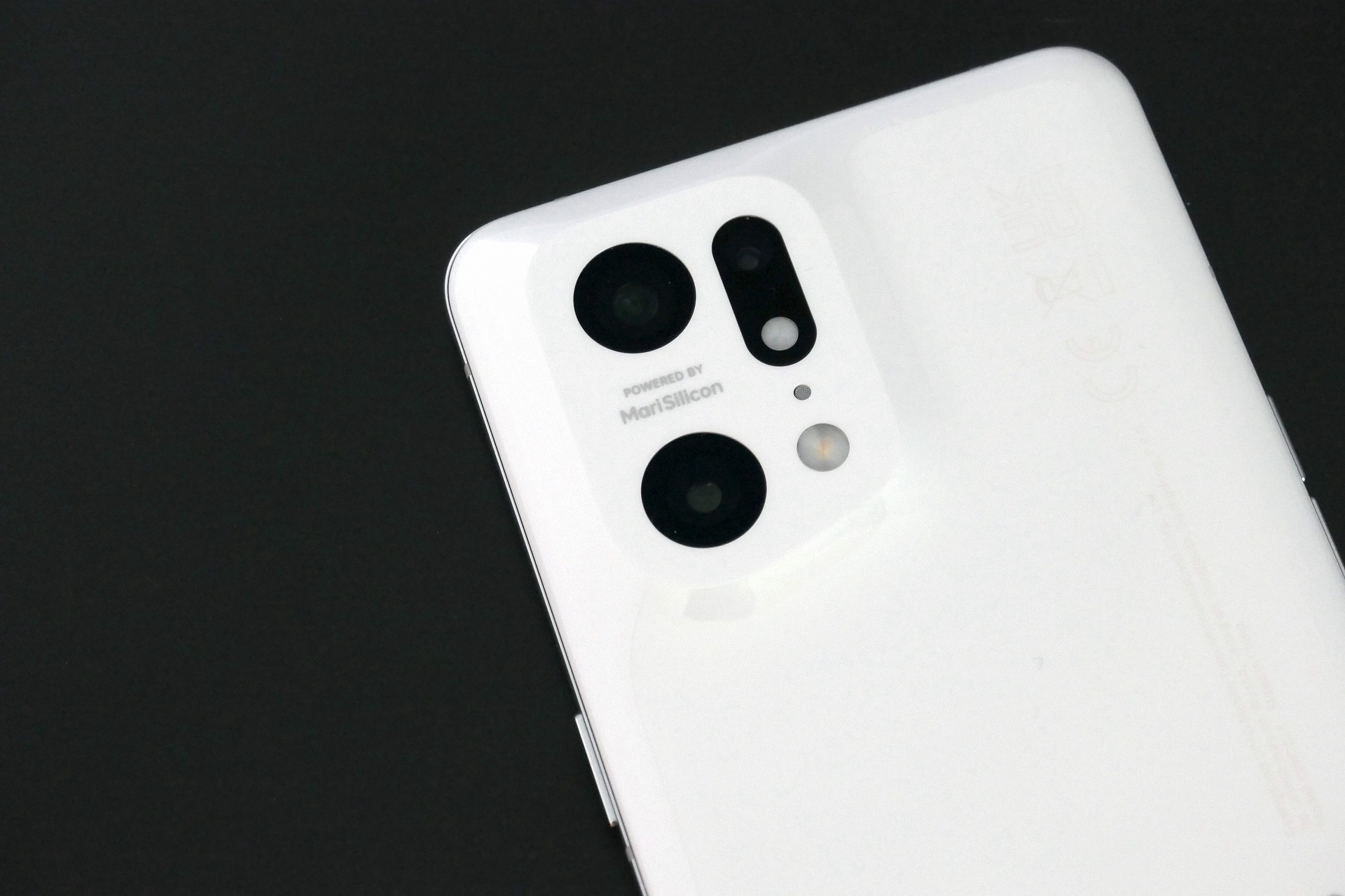 背面パネルの隆起した部分にカメラを配置。「POWERED BY MariSillicon」と記されている